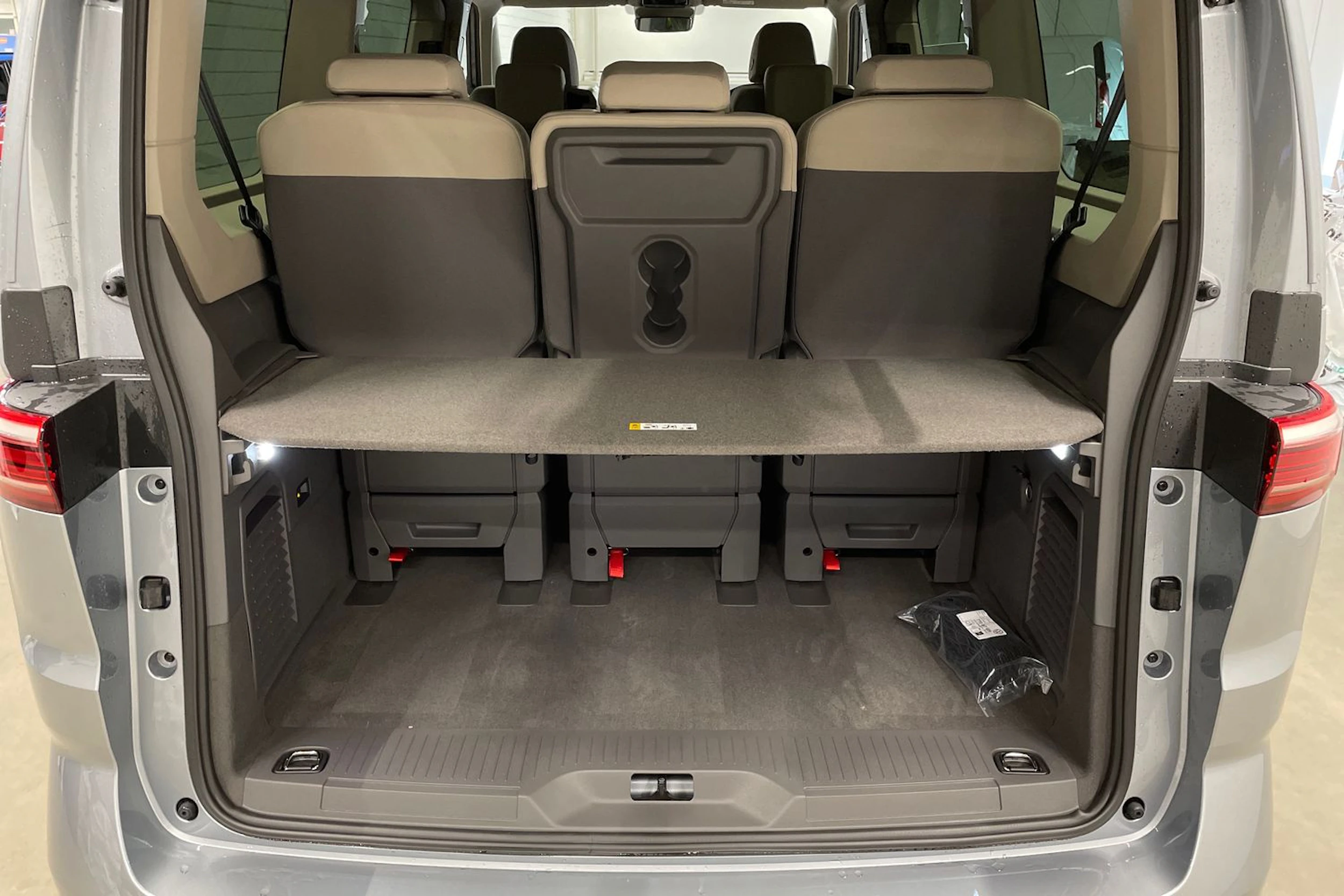met. harmaa Volkswagen Multivan 2026 kuva 10.