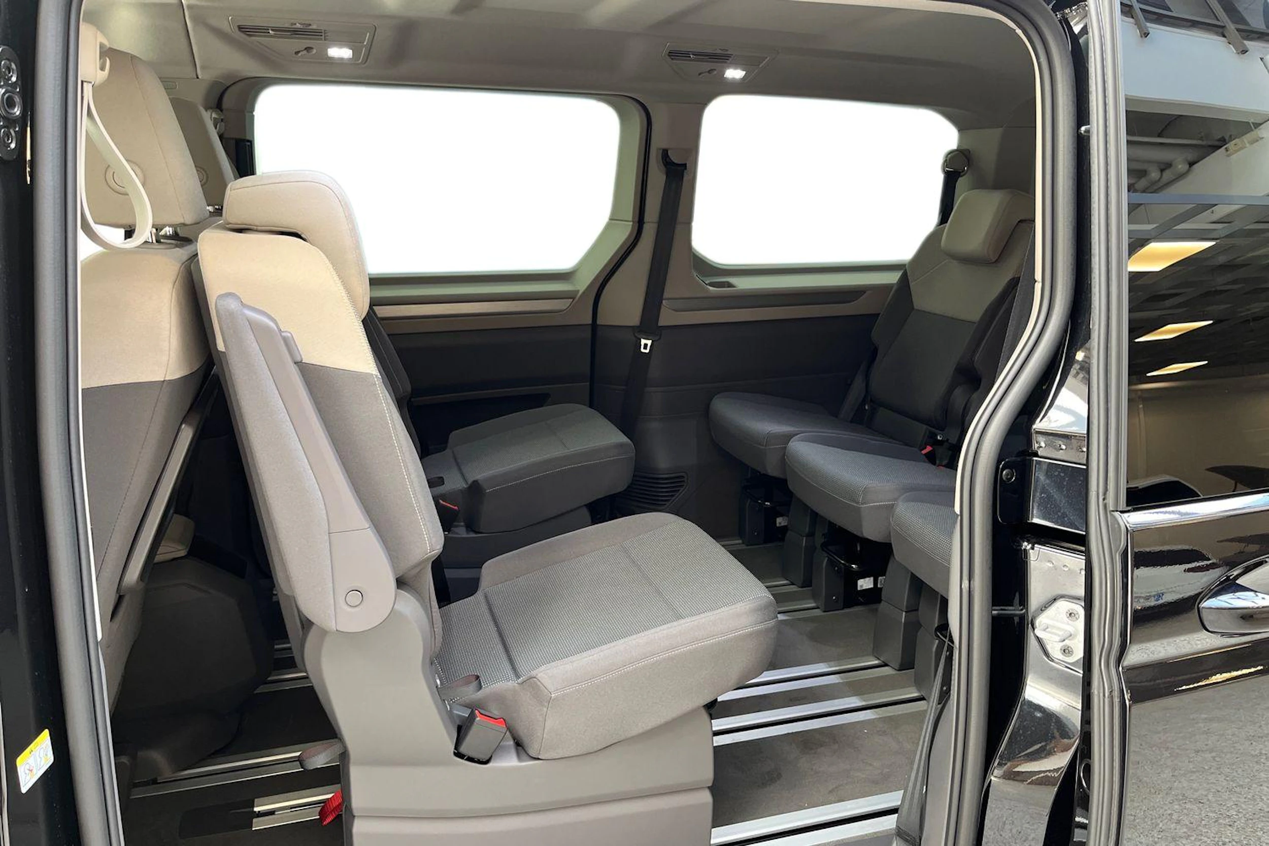 musta Volkswagen Multivan 2026 kuva 11.