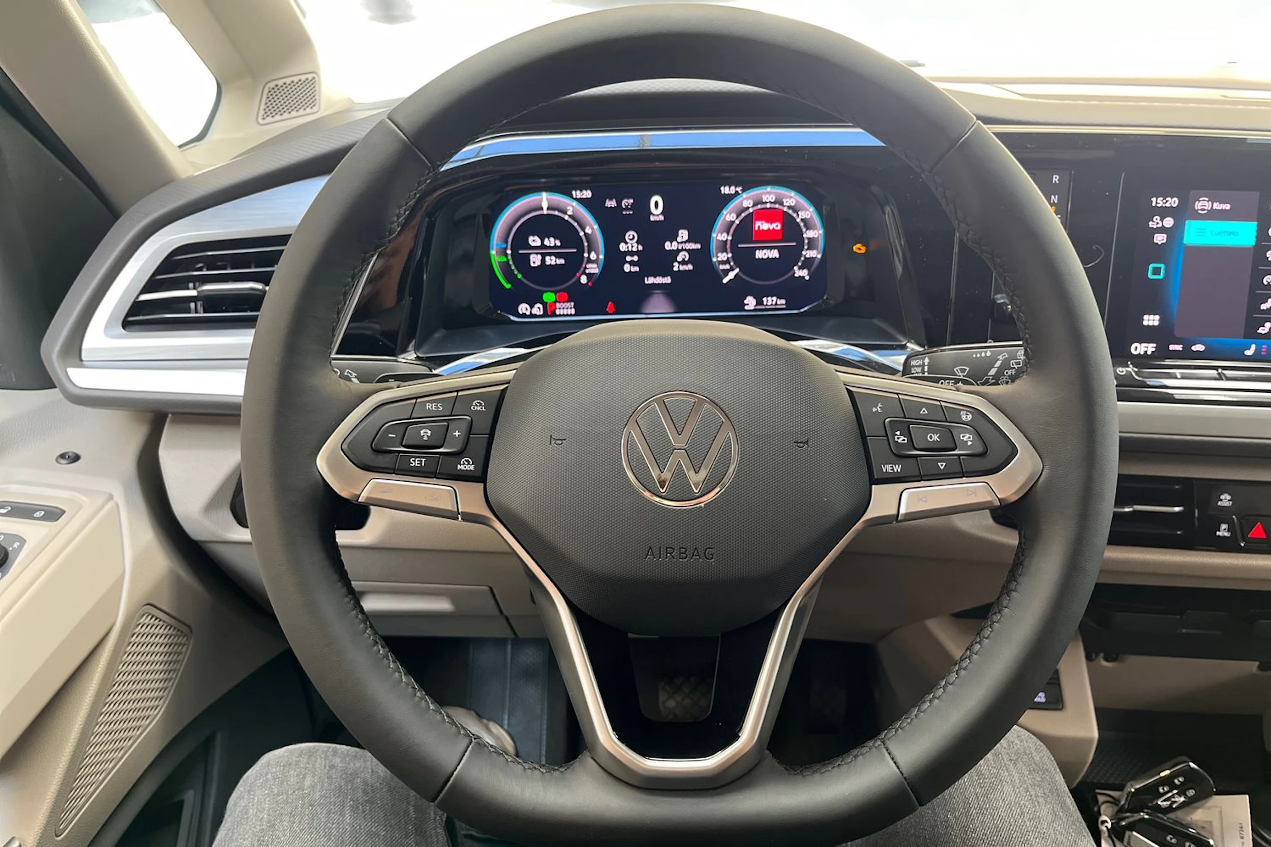 musta Volkswagen Multivan 2026 kuva 24.