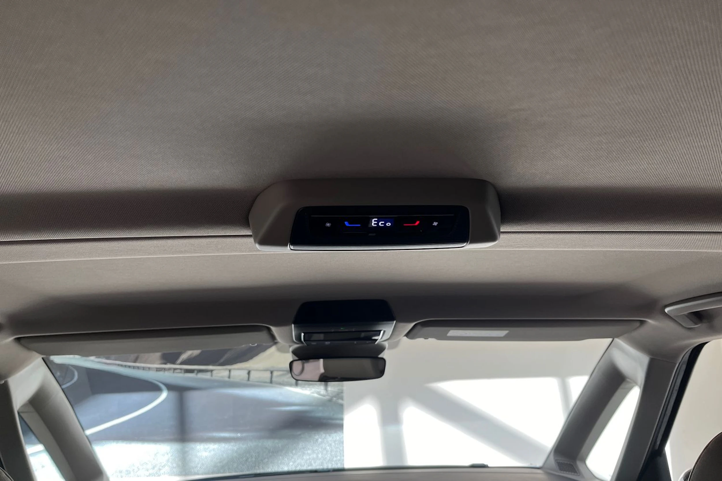 musta Volkswagen Multivan 2026 kuva 26.
