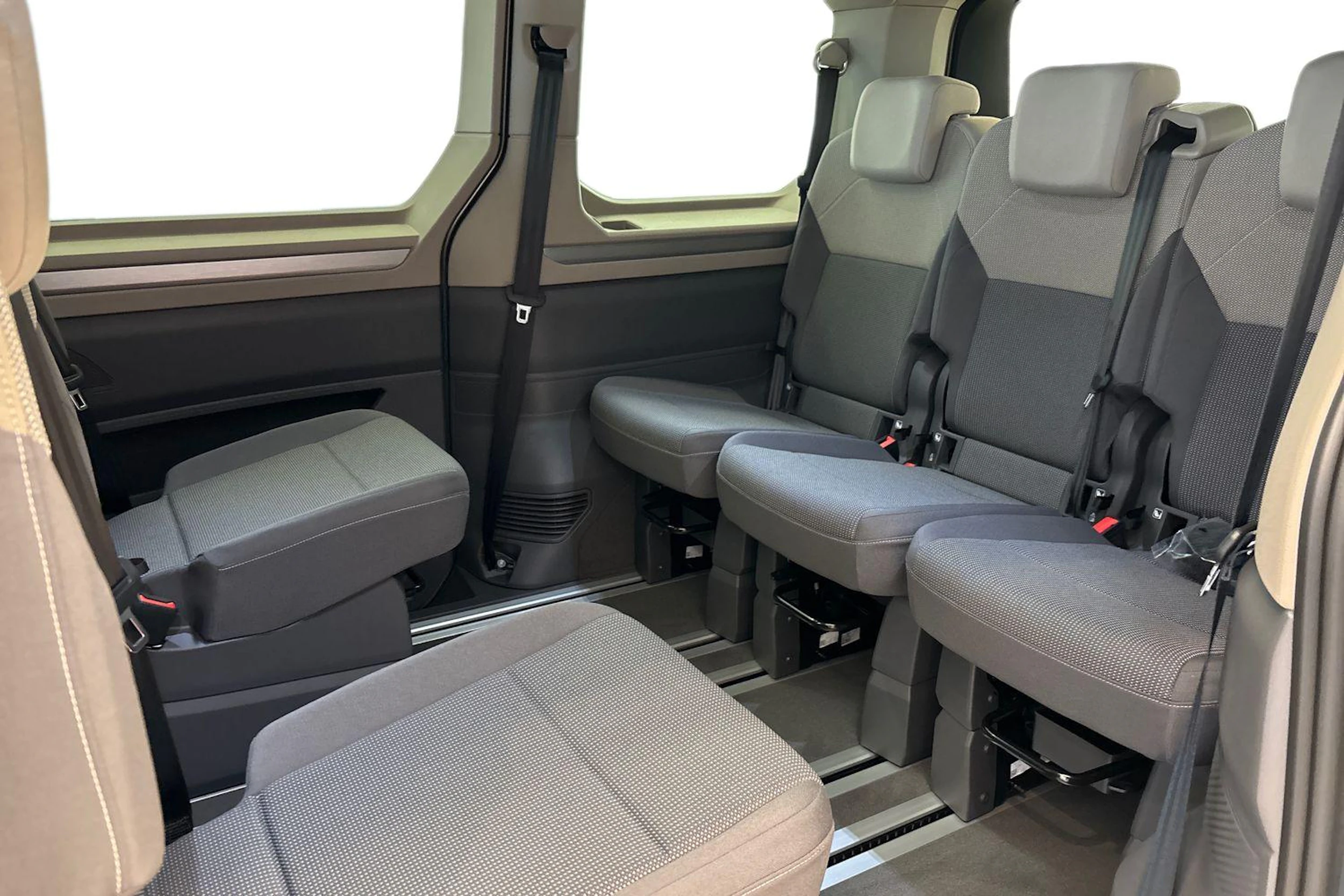 harmaa Volkswagen Multivan 2026 kuva 8.