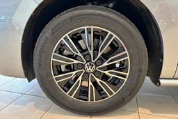 harmaa Volkswagen Multivan 2026 kuva 10.
