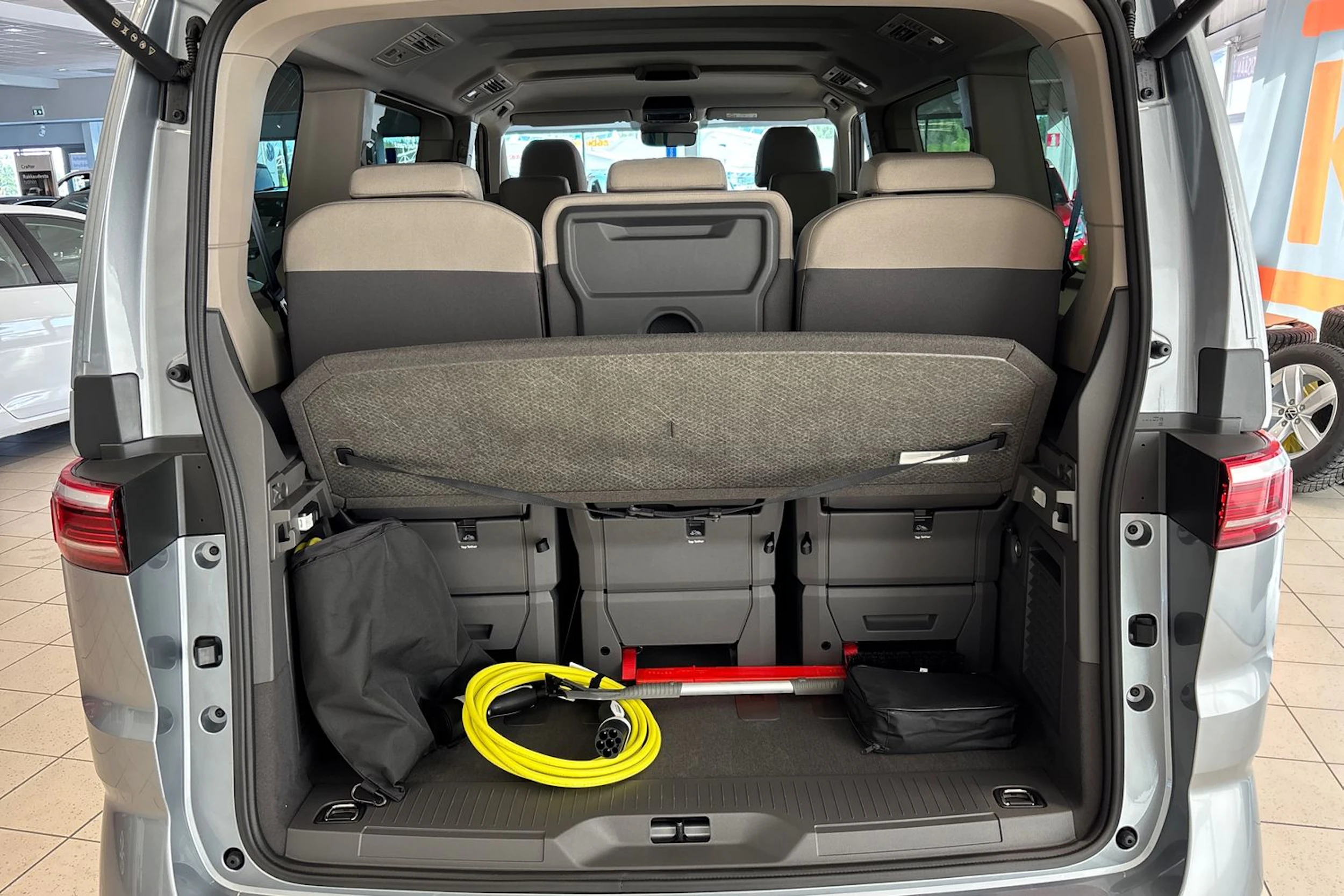 harmaa Volkswagen Multivan 2026 kuva 11.