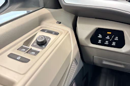 harmaa Volkswagen Multivan 2026 kuva 14.