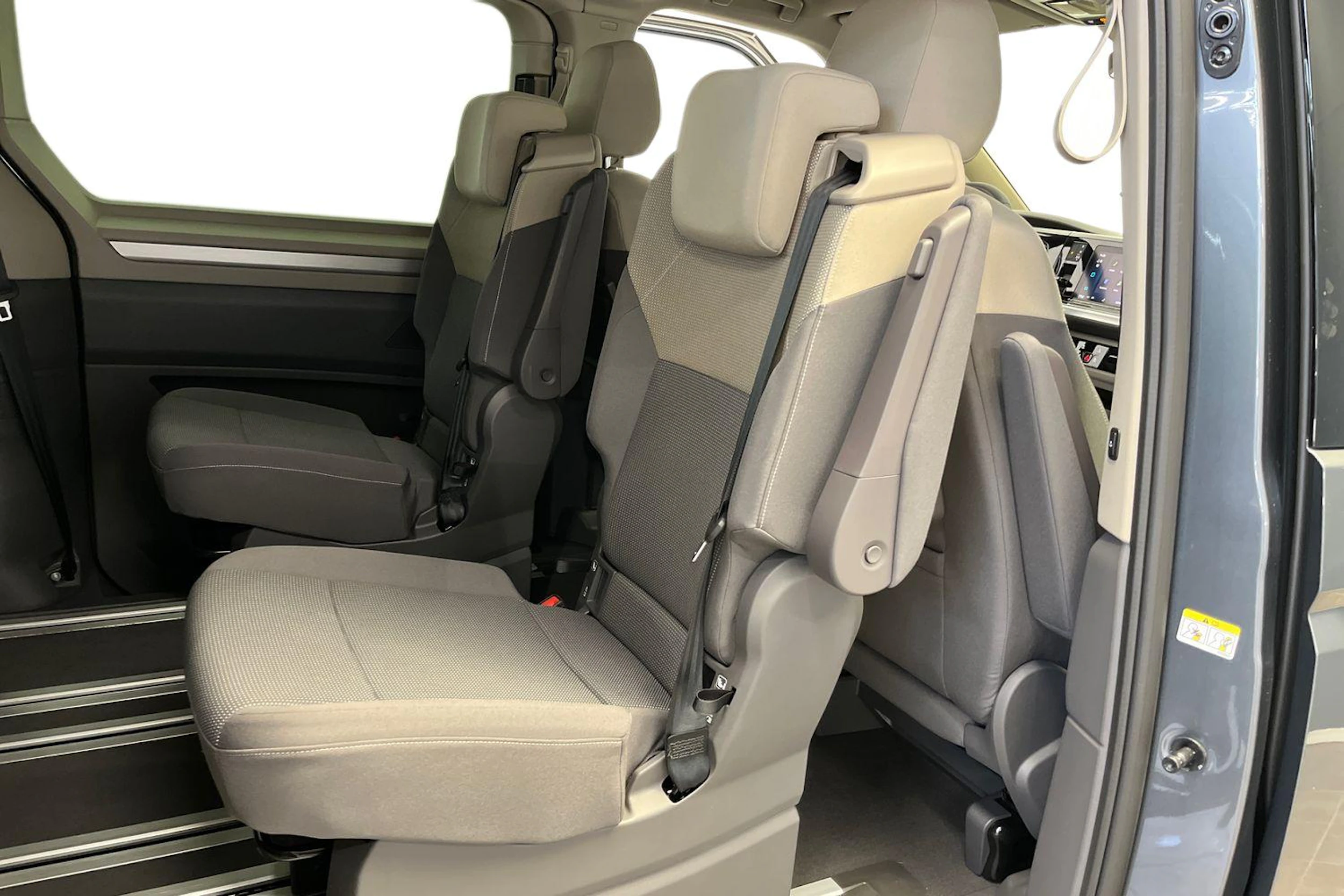 harmaa Volkswagen Multivan 2026 kuva 11.