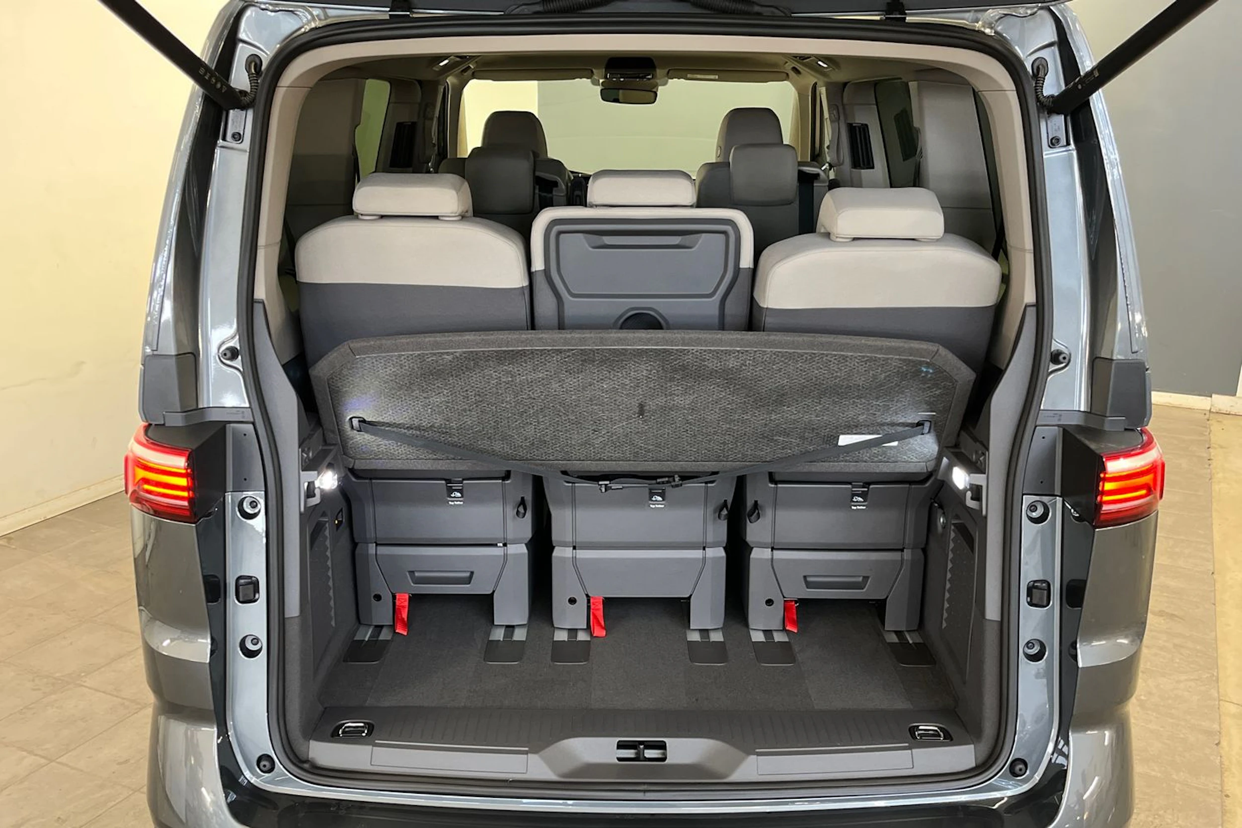 harmaa Volkswagen Multivan 2026 kuva 13.