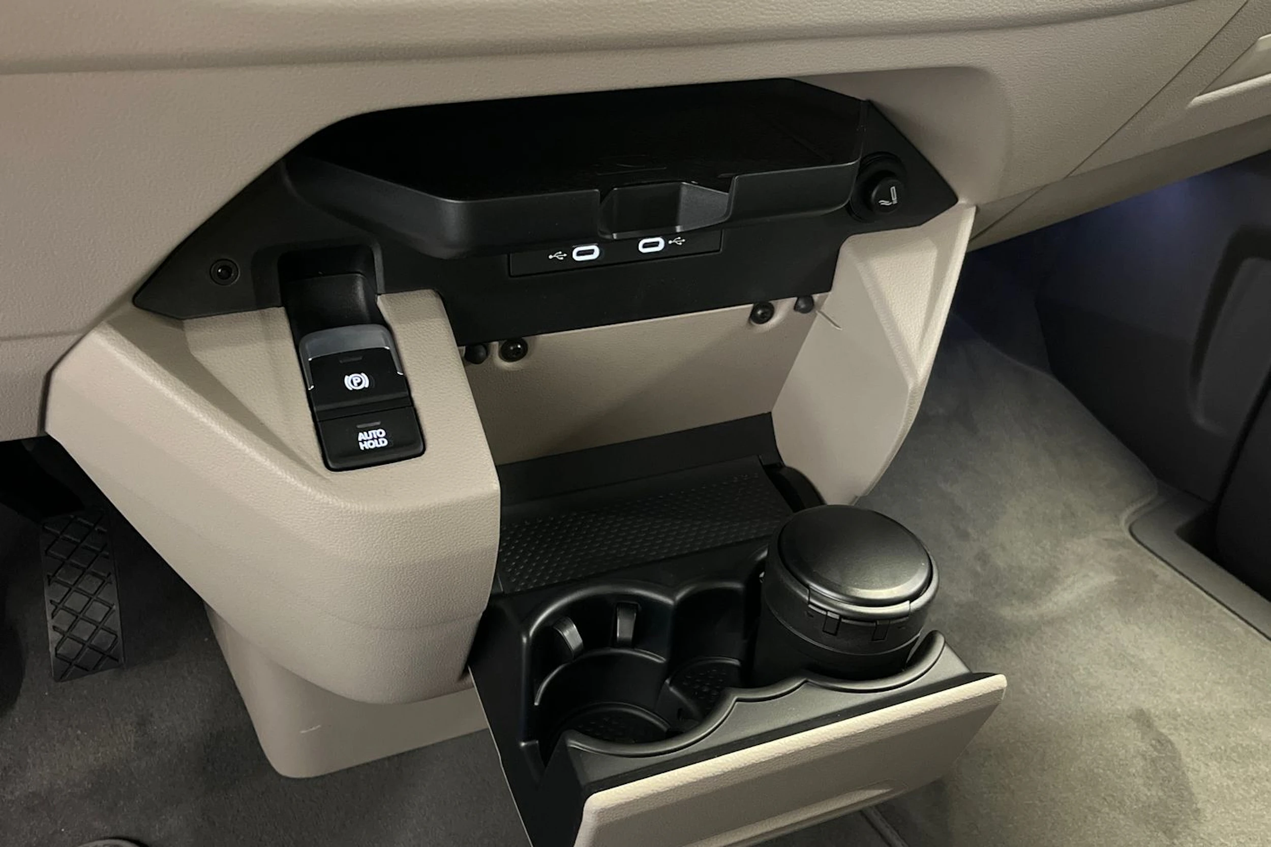 harmaa Volkswagen Multivan 2026 kuva 18.