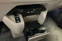 harmaa Volkswagen Multivan 2026 kuva 18.