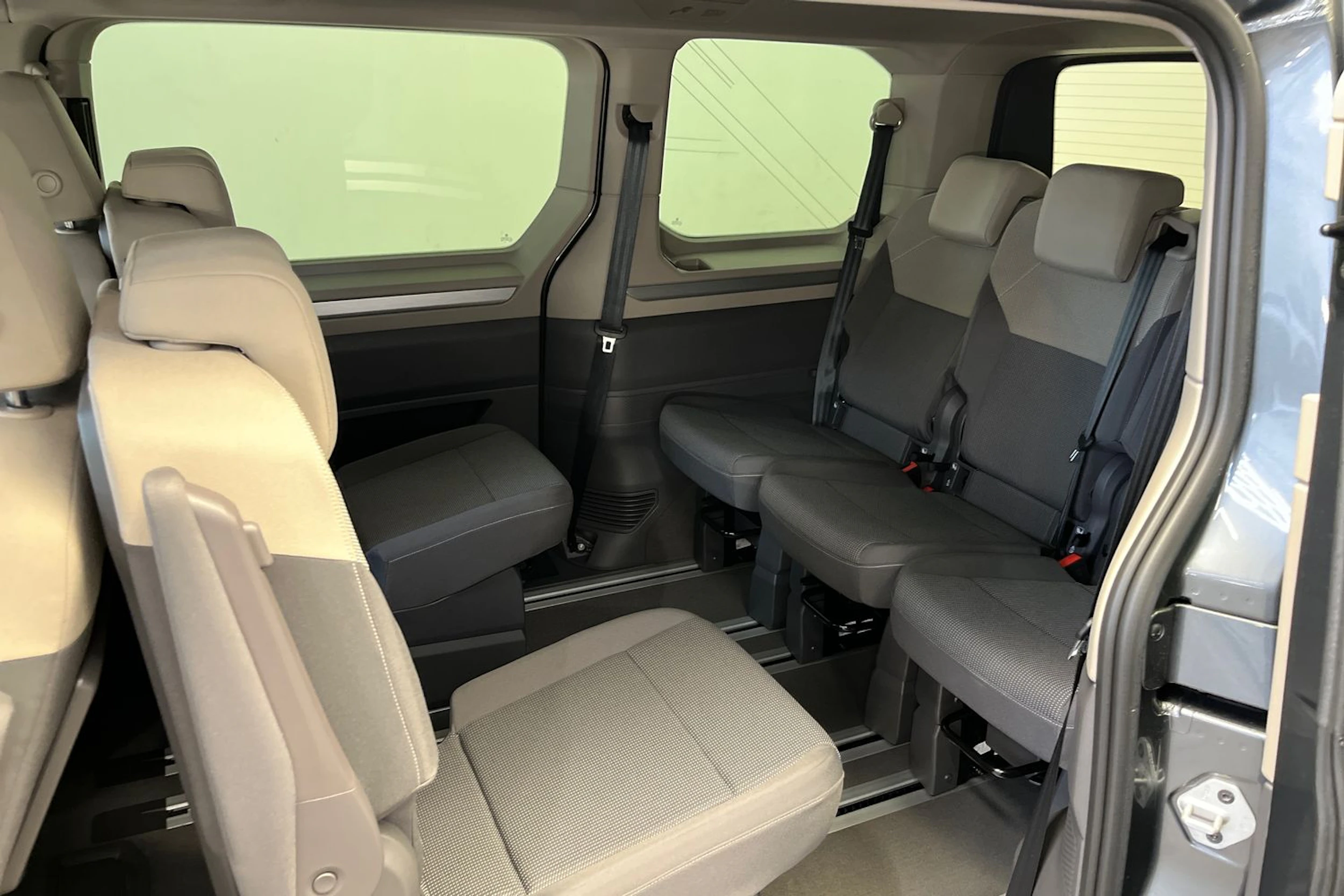 harmaa Volkswagen Multivan 2026 kuva 20.