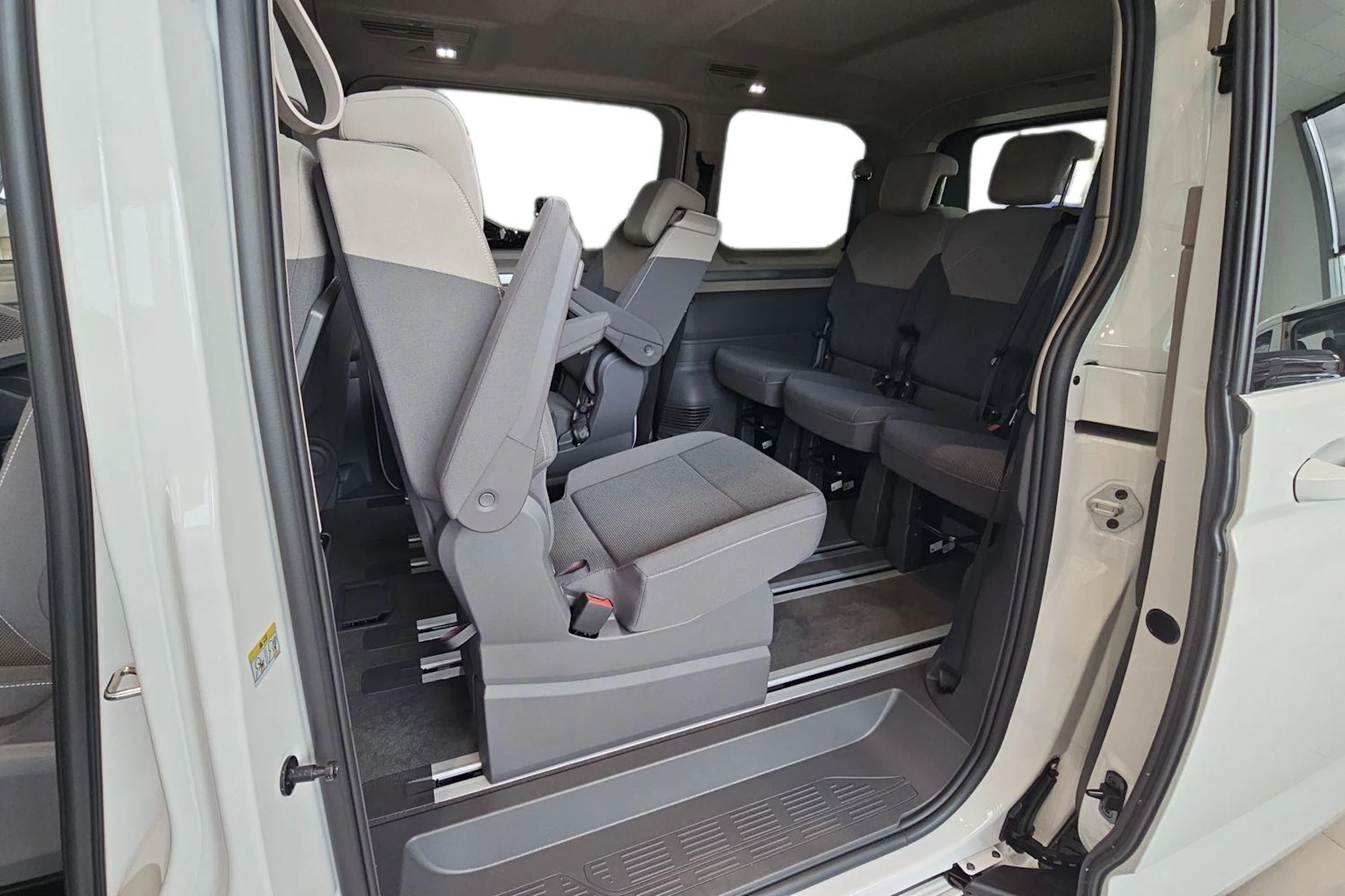 valkoinen Volkswagen Multivan 2026 kuva 11.