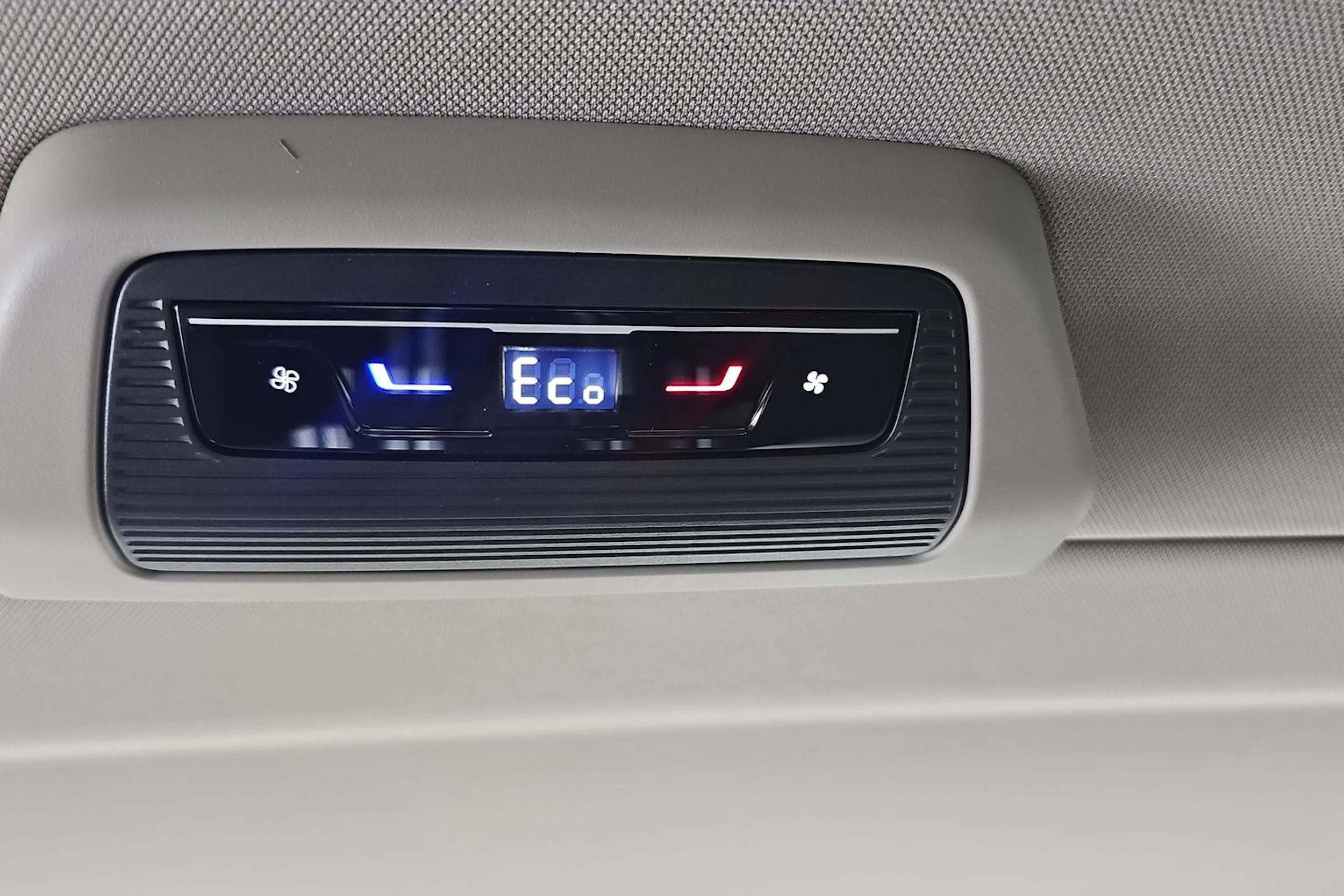 valkoinen Volkswagen Multivan 2026 kuva 14.