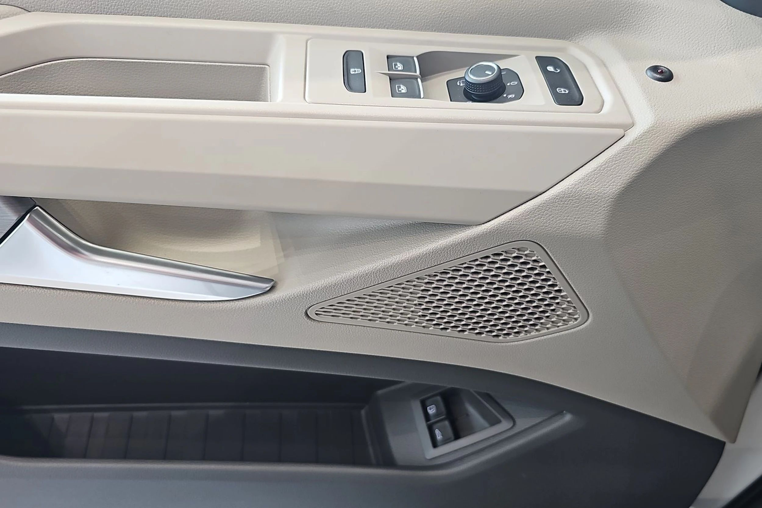 valkoinen Volkswagen Multivan 2026 kuva 21.