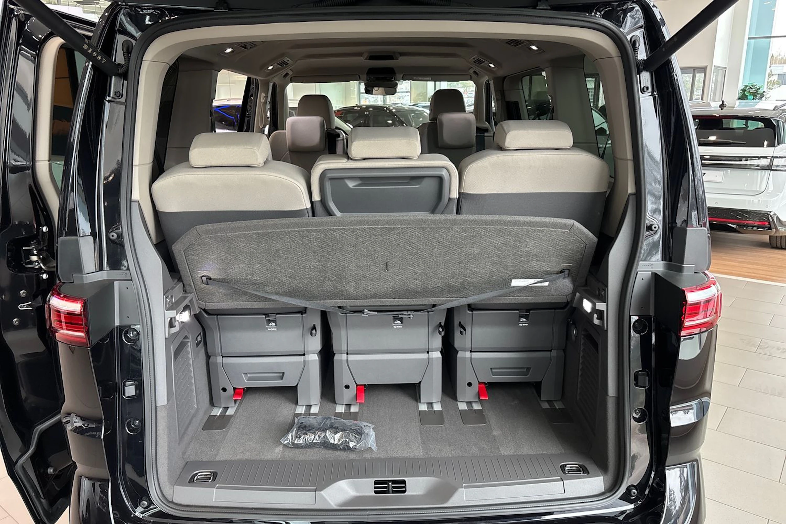 met. musta Volkswagen Multivan 2026 kuva 13.