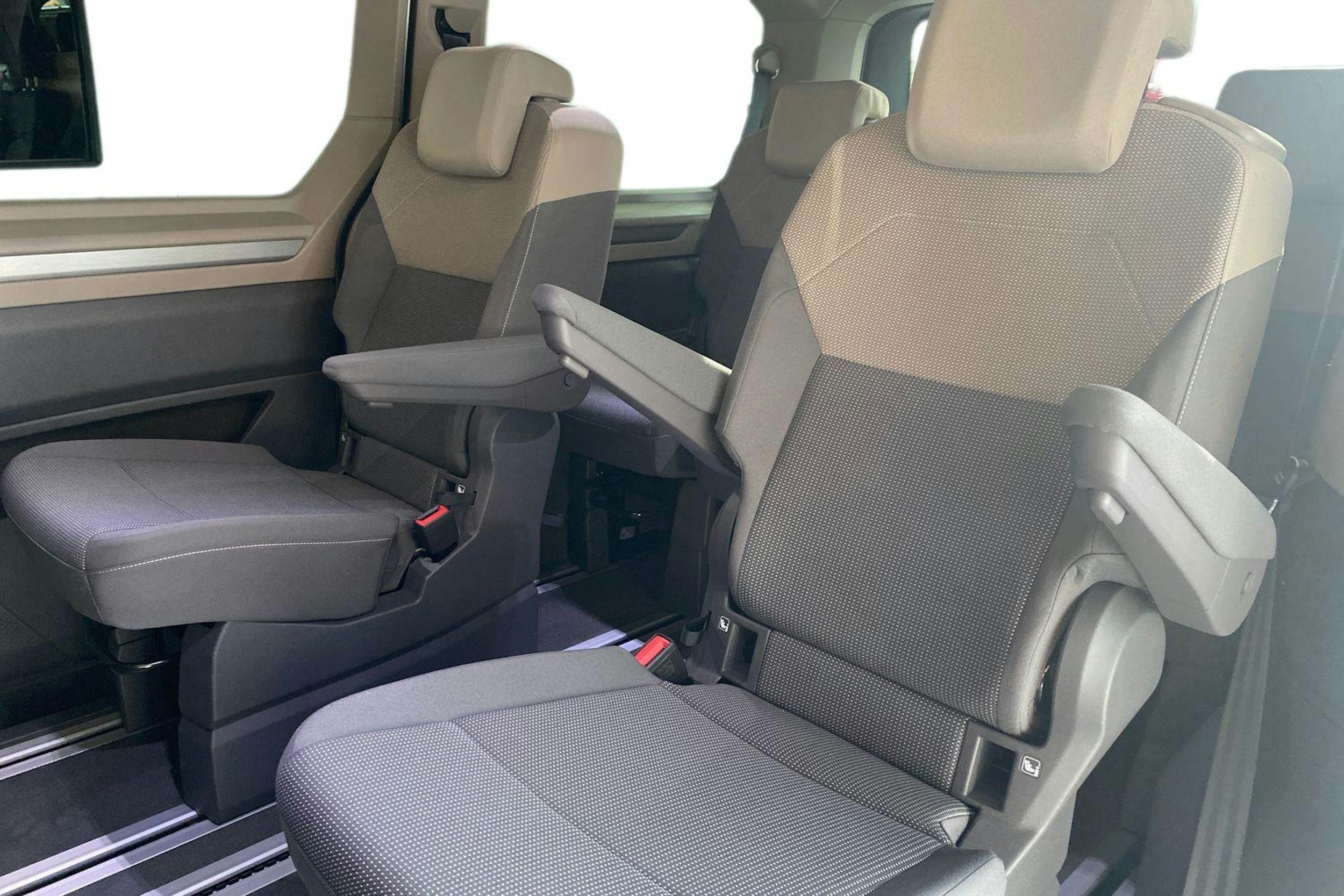 harmaa Volkswagen Multivan 2026 kuva 10.