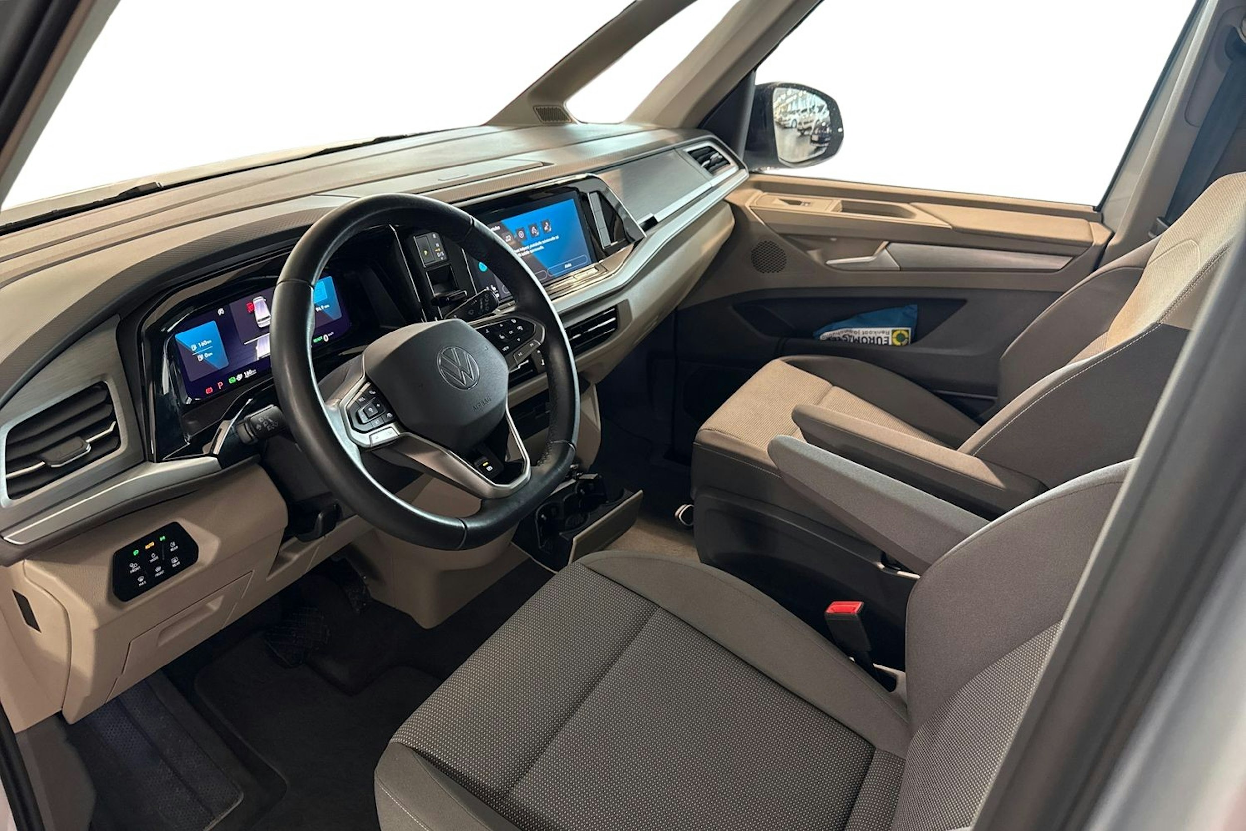 Harmaa Volkswagen Multivan Life 2024 kuva 6.