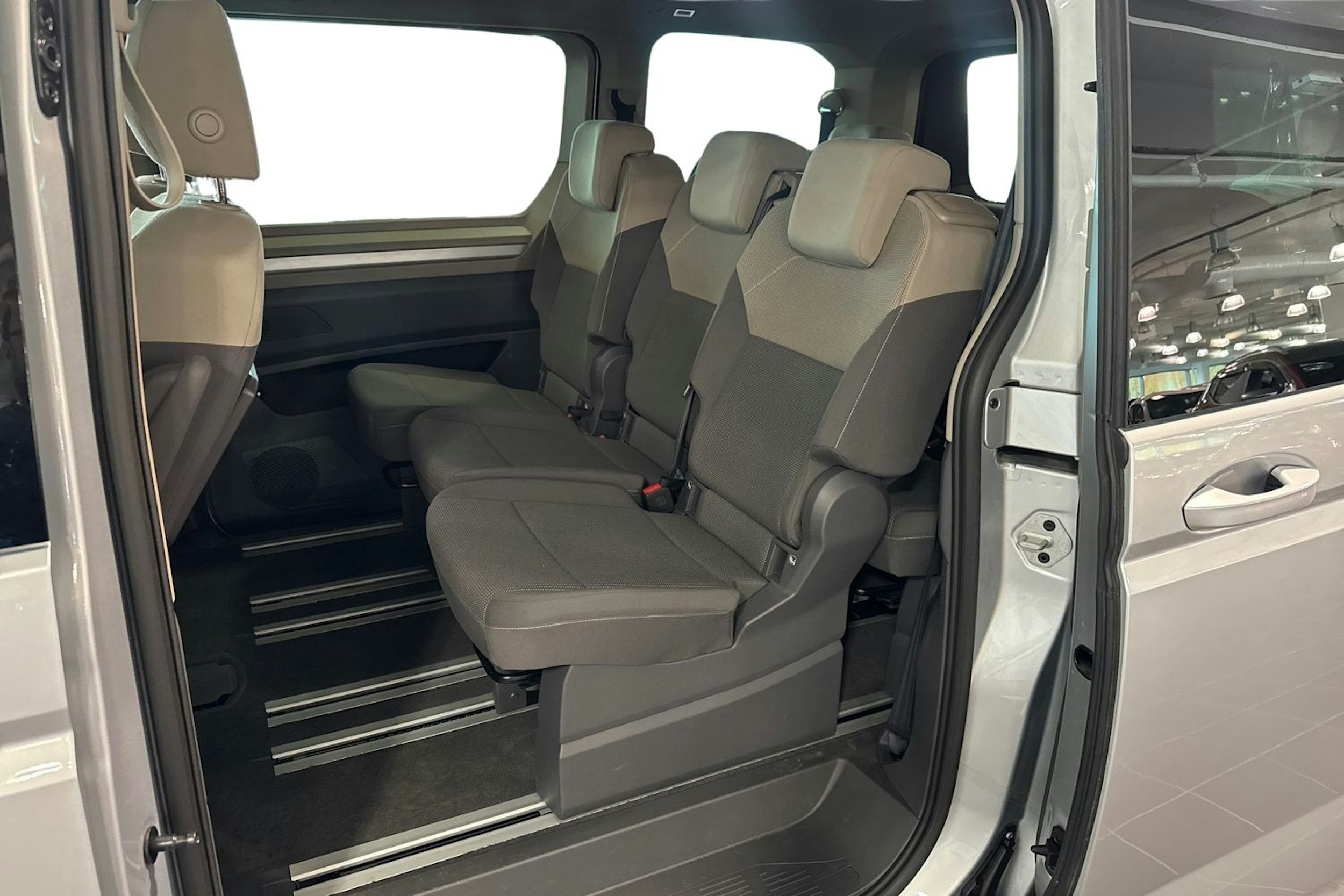 Harmaa Volkswagen Multivan Life 2024 kuva 8.