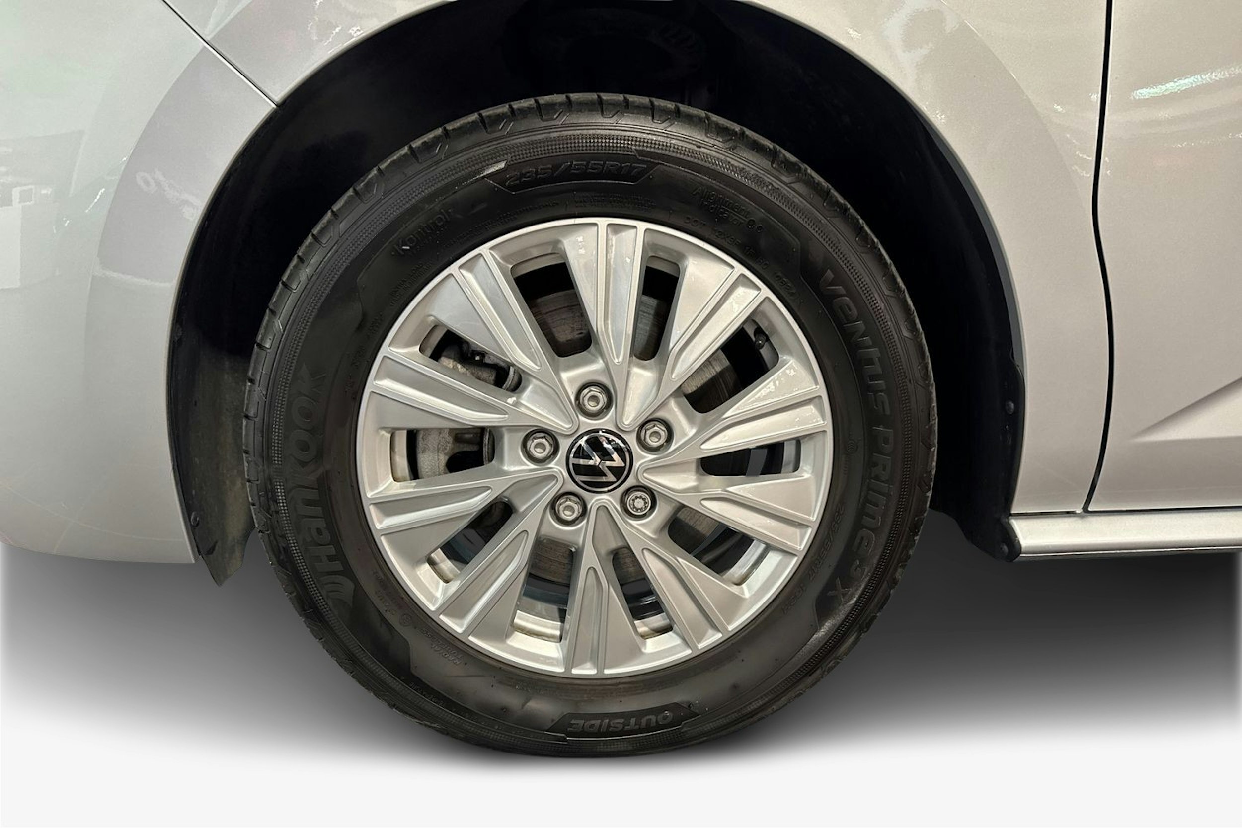 Harmaa Volkswagen Multivan Life 2024 kuva 9.