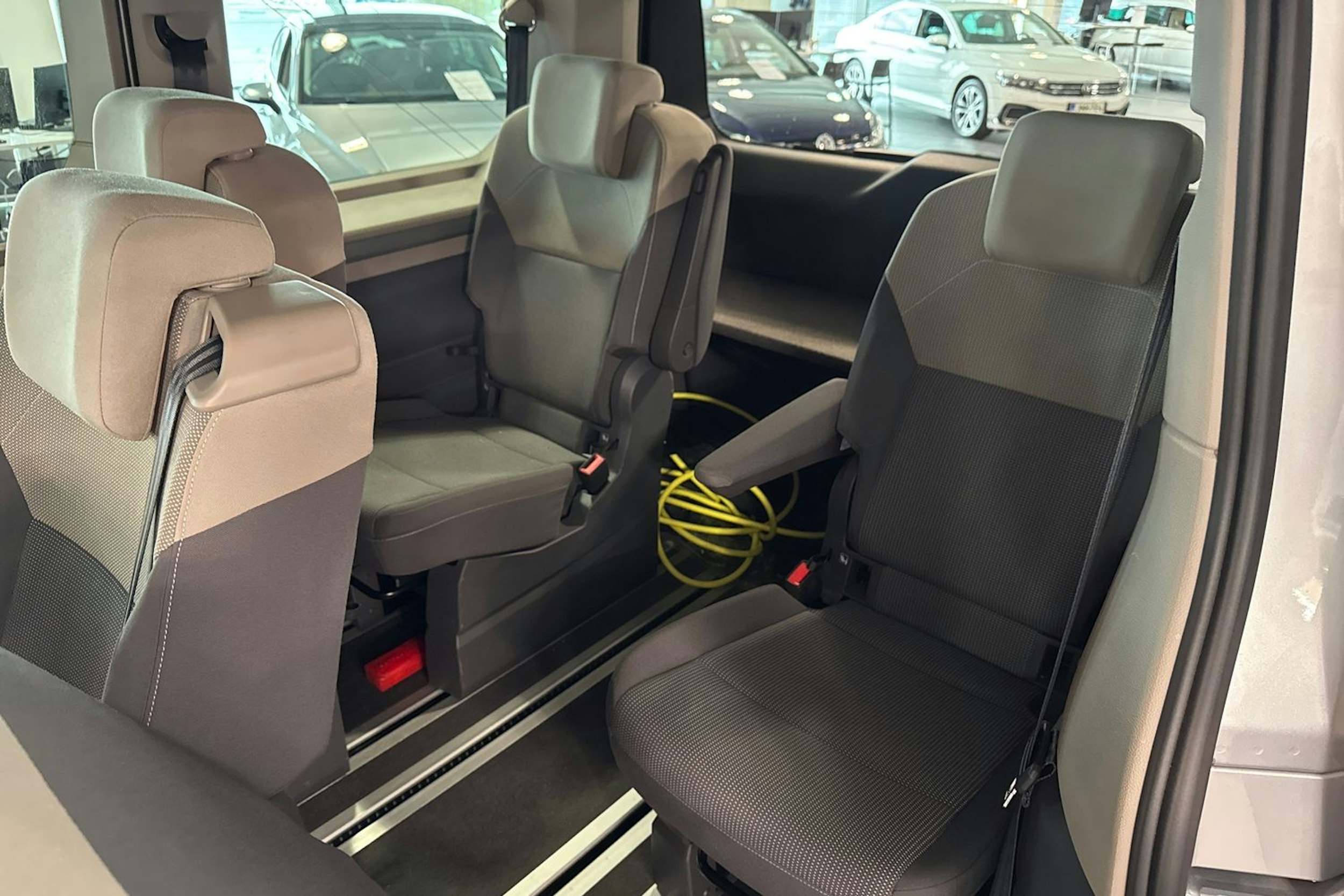 Harmaa Volkswagen Multivan Life 2024 kuva 10.
