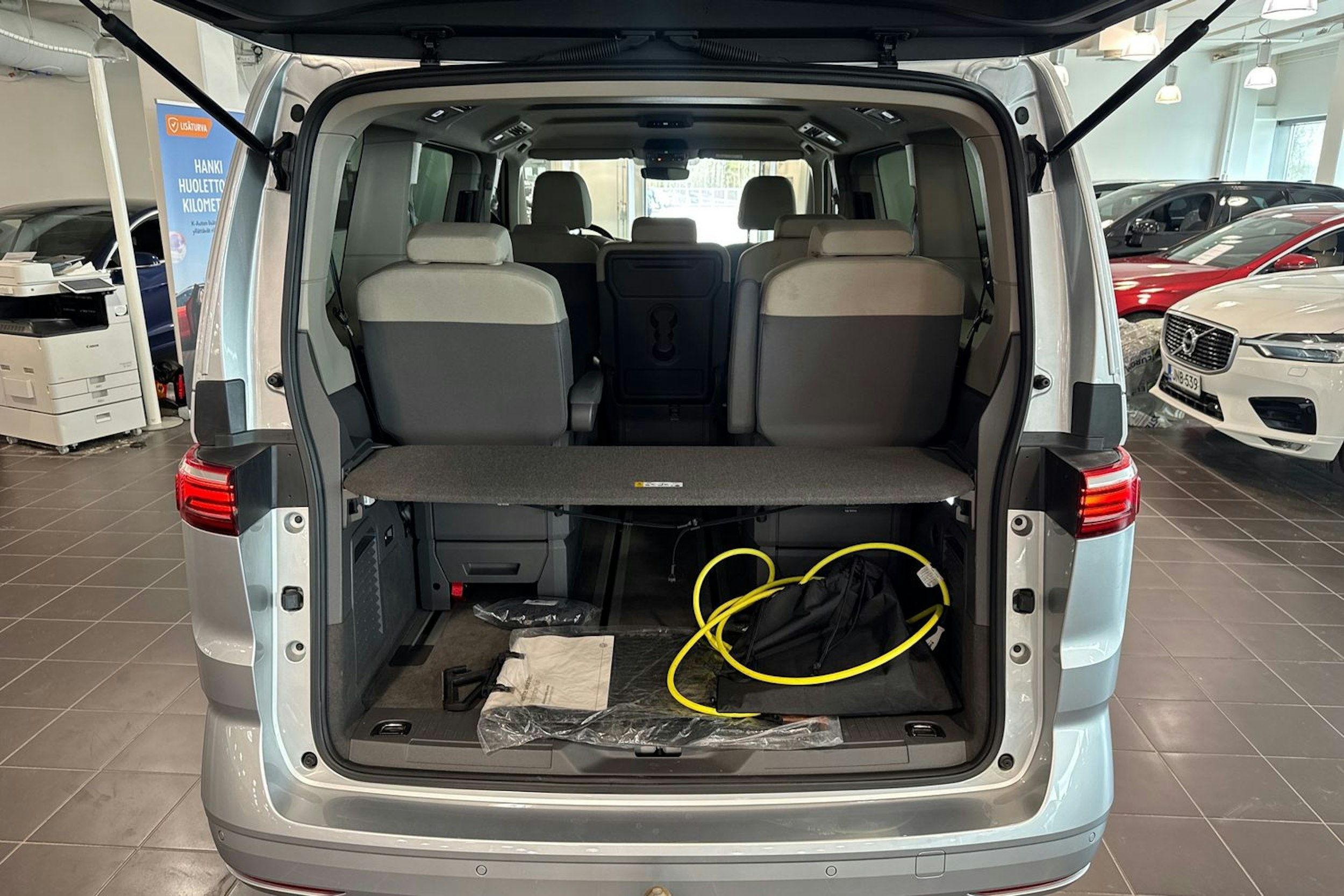 Harmaa Volkswagen Multivan Life 2024 kuva 11.
