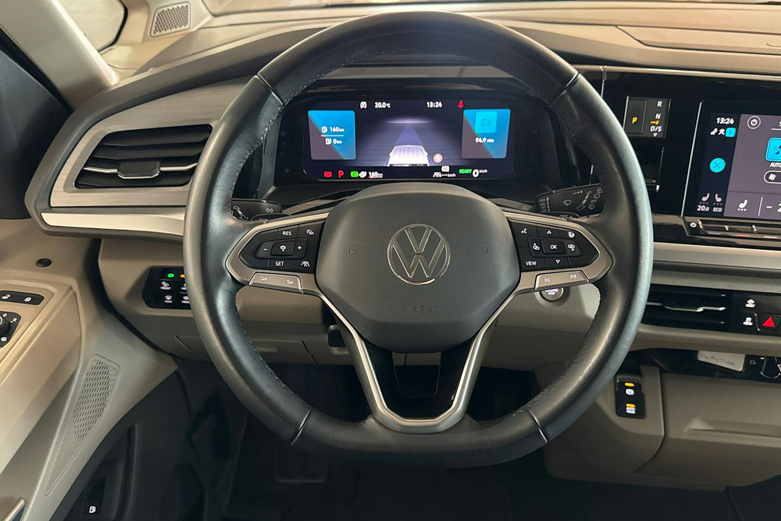 Harmaa Volkswagen Multivan Life 2024 kuva 12.