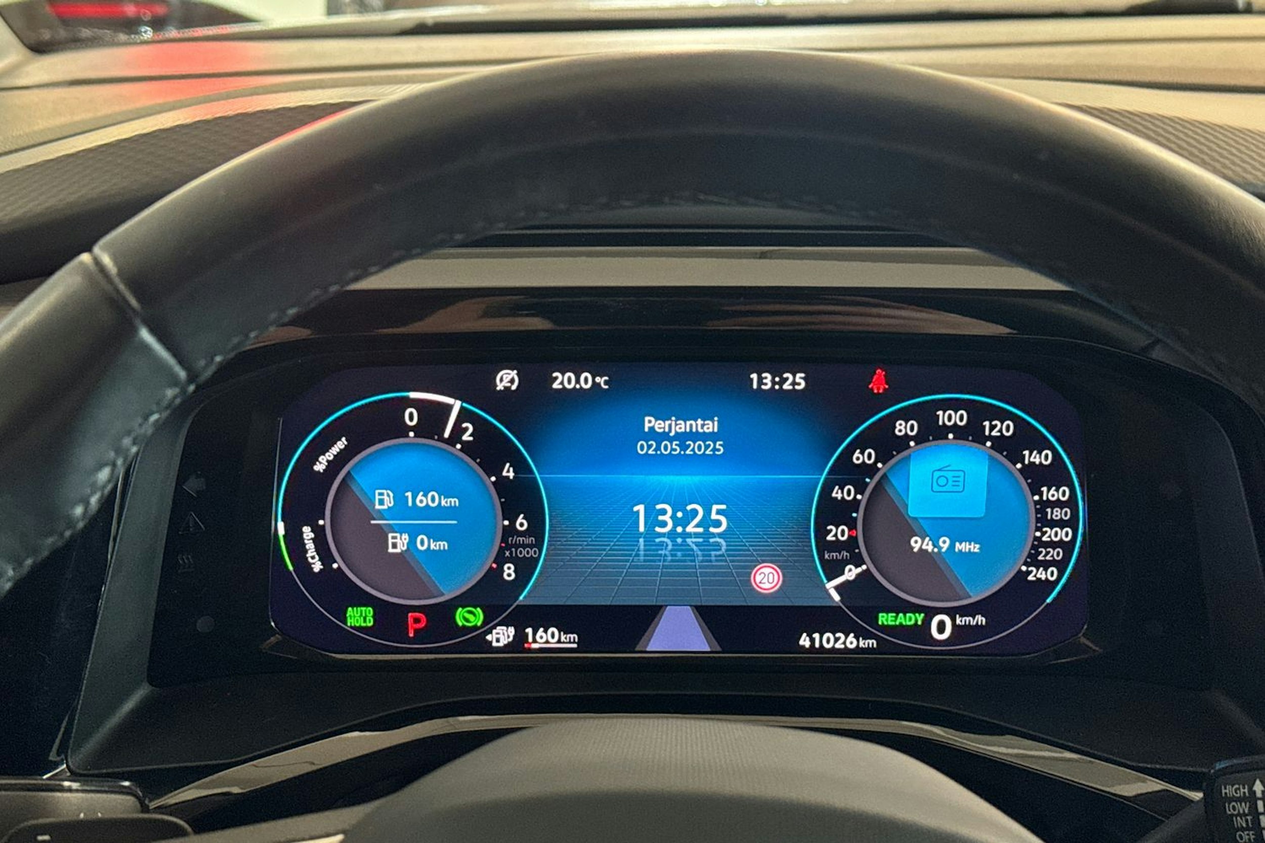 Harmaa Volkswagen Multivan Life 2024 kuva 13.