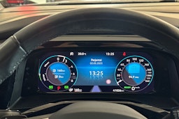Harmaa Volkswagen Multivan Life 2024 kuva 13.