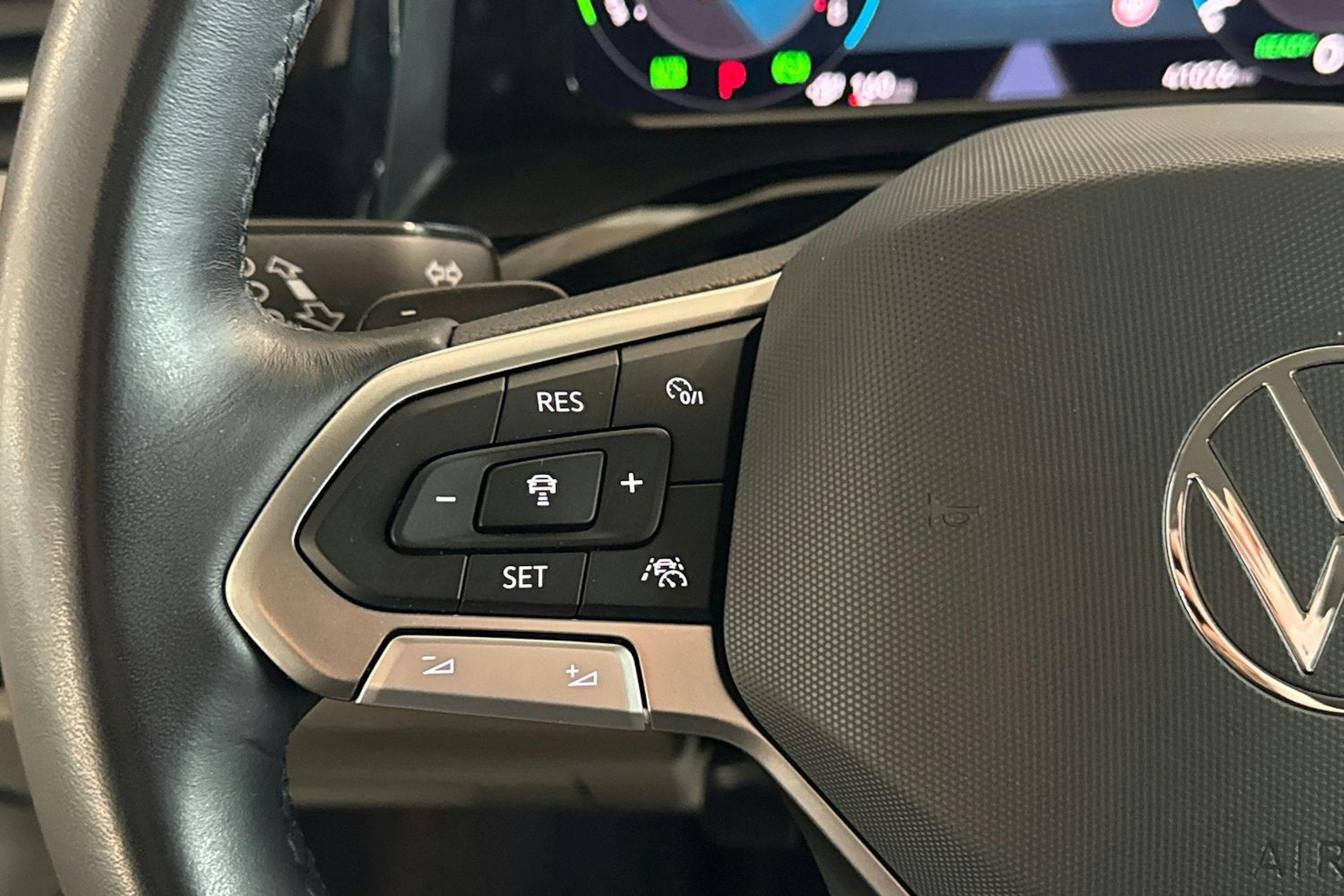 Harmaa Volkswagen Multivan Life 2024 kuva 15.