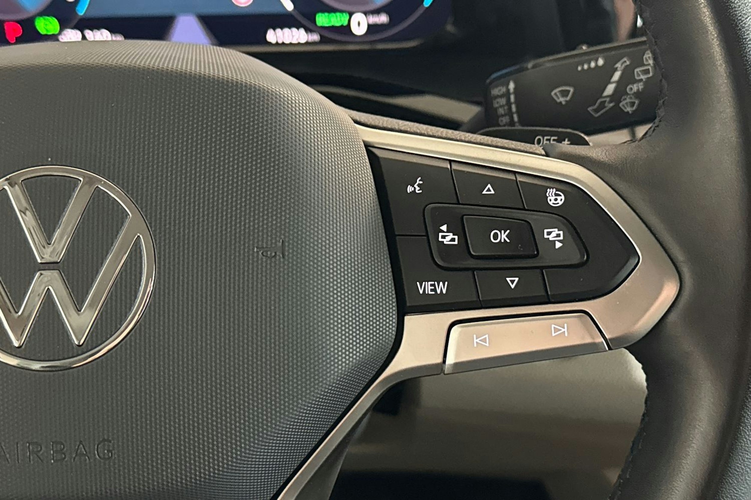 Harmaa Volkswagen Multivan Life 2024 kuva 16.