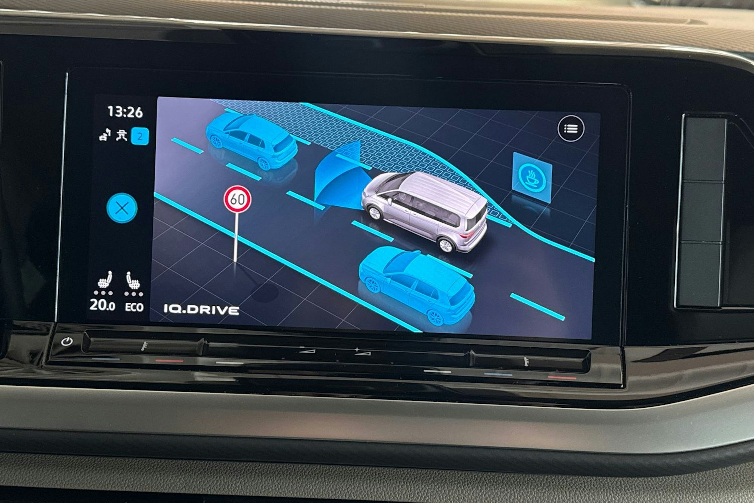 Harmaa Volkswagen Multivan Life 2024 kuva 18.