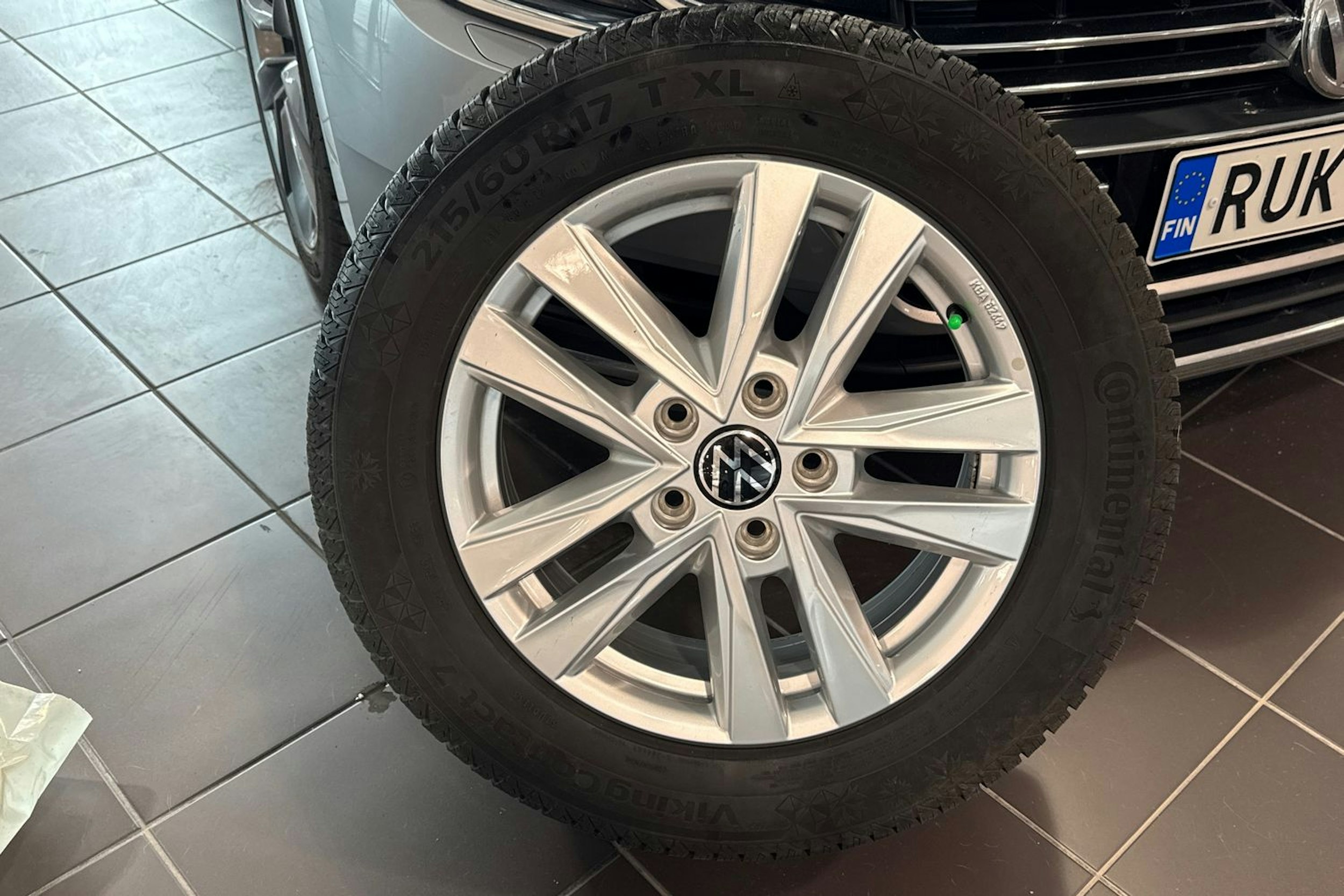 Harmaa Volkswagen Multivan Life 2024 kuva 19.