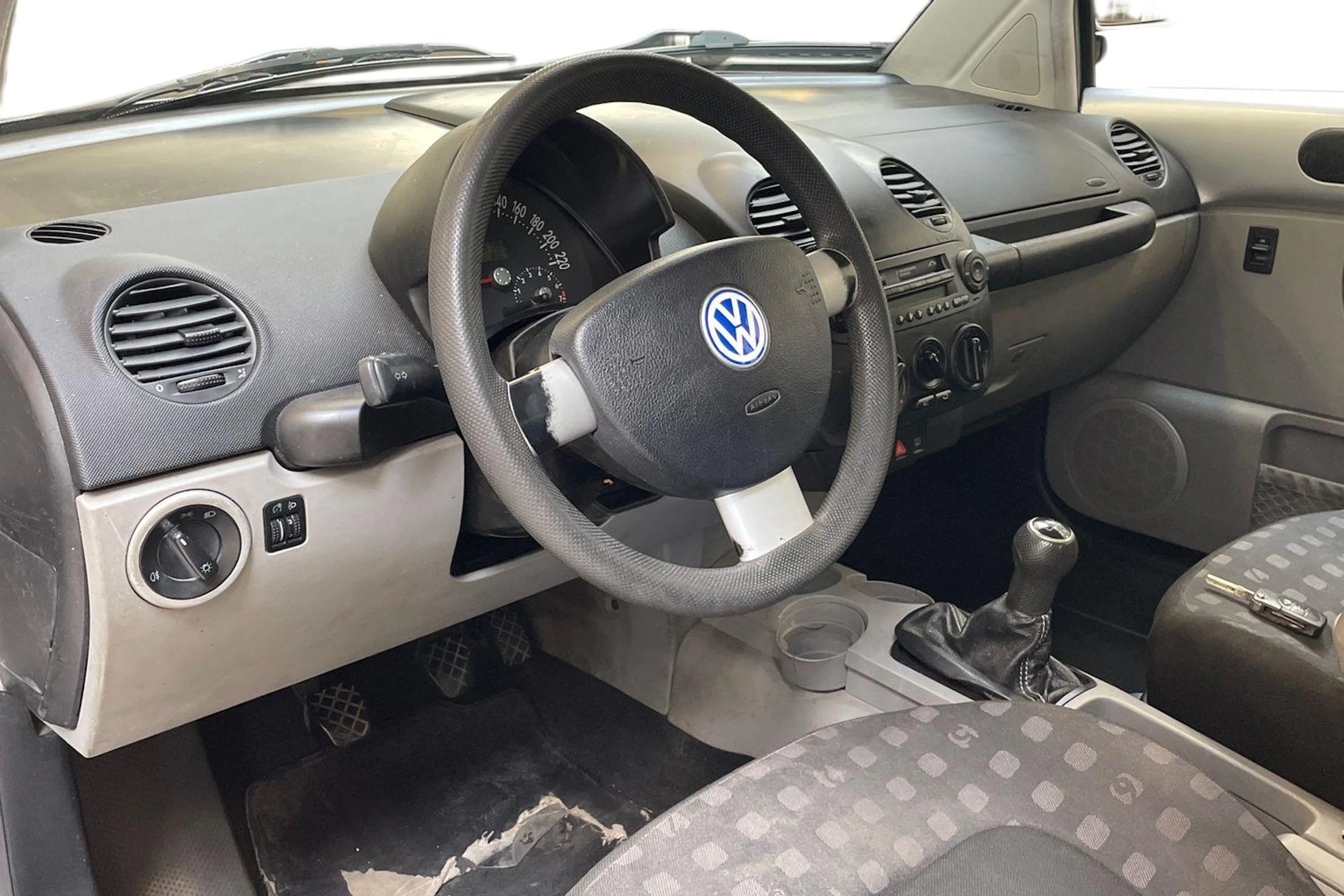 harmaa Volkswagen New Beetle 2000 kuva 6.