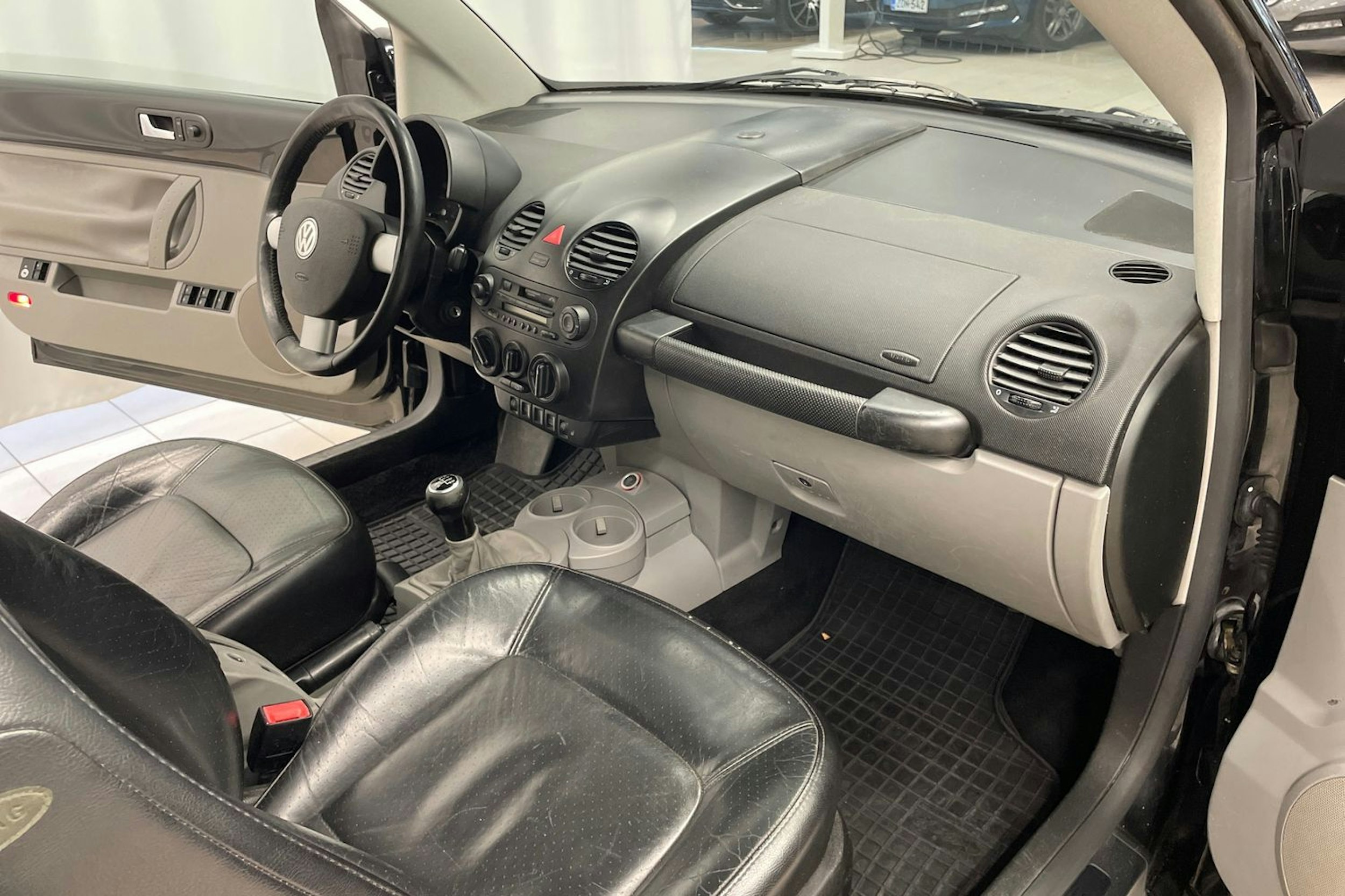 Musta Volkswagen NEW BEETLE 2004 kuva 18.