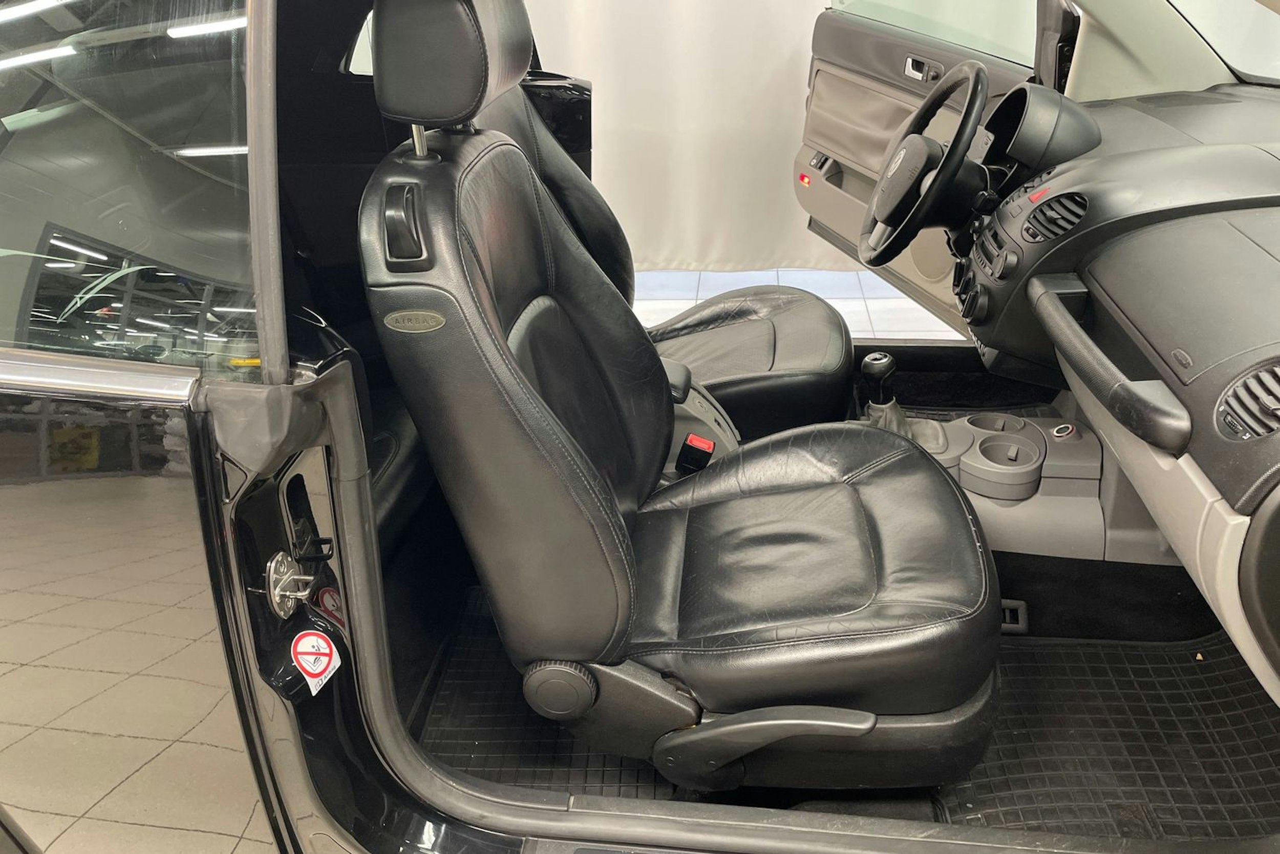 Musta Volkswagen NEW BEETLE 2004 kuva 19.