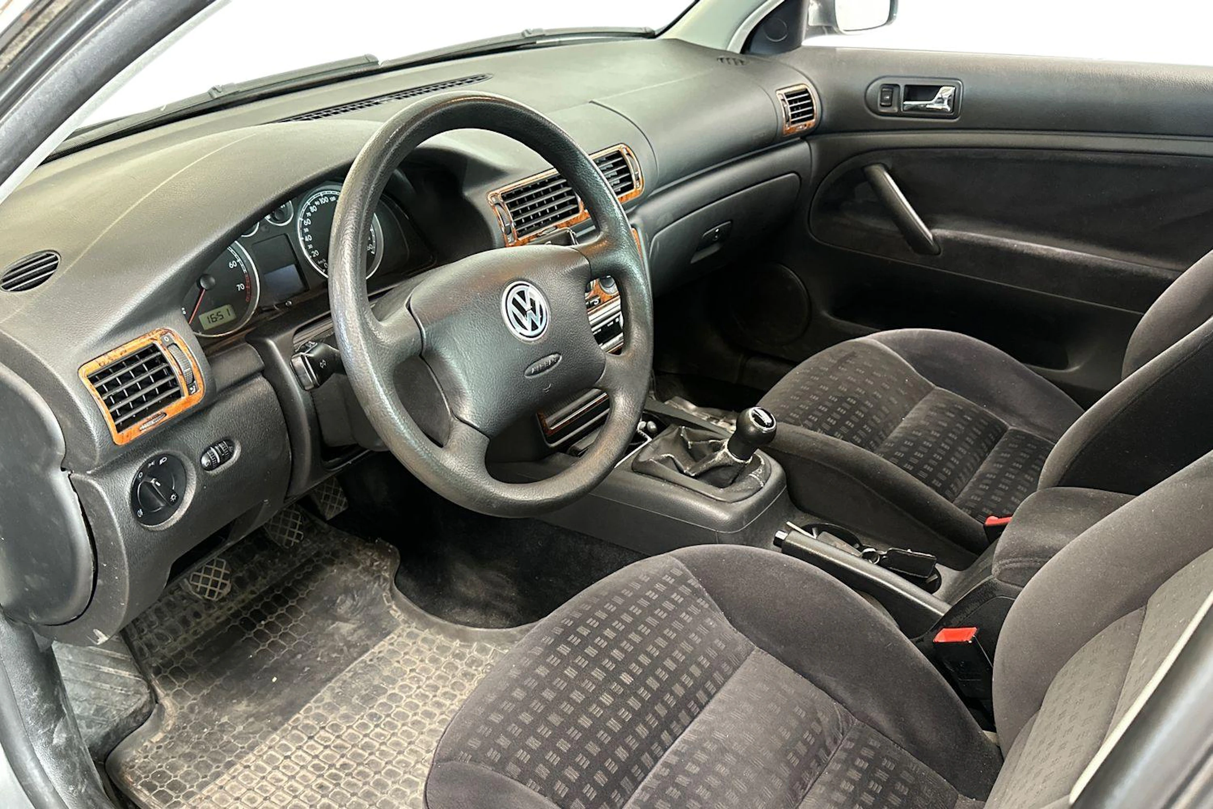 harmaa Volkswagen Passat 2002 kuva 3.
