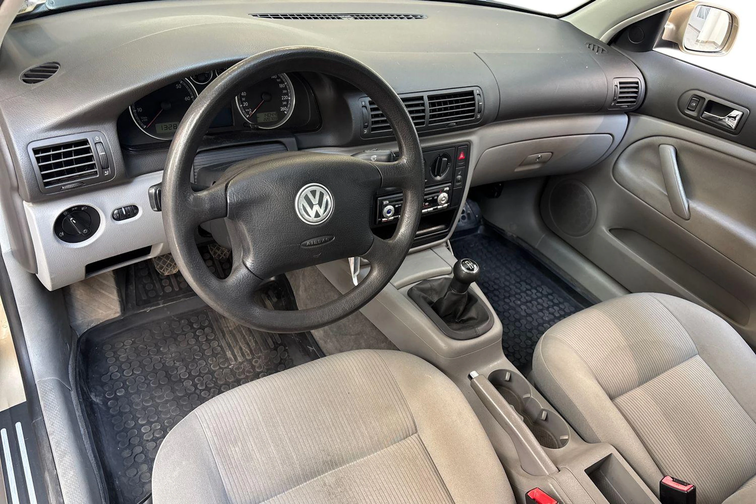 Ruskea (beige) Volkswagen PASSAT 2003 kuva 8.
