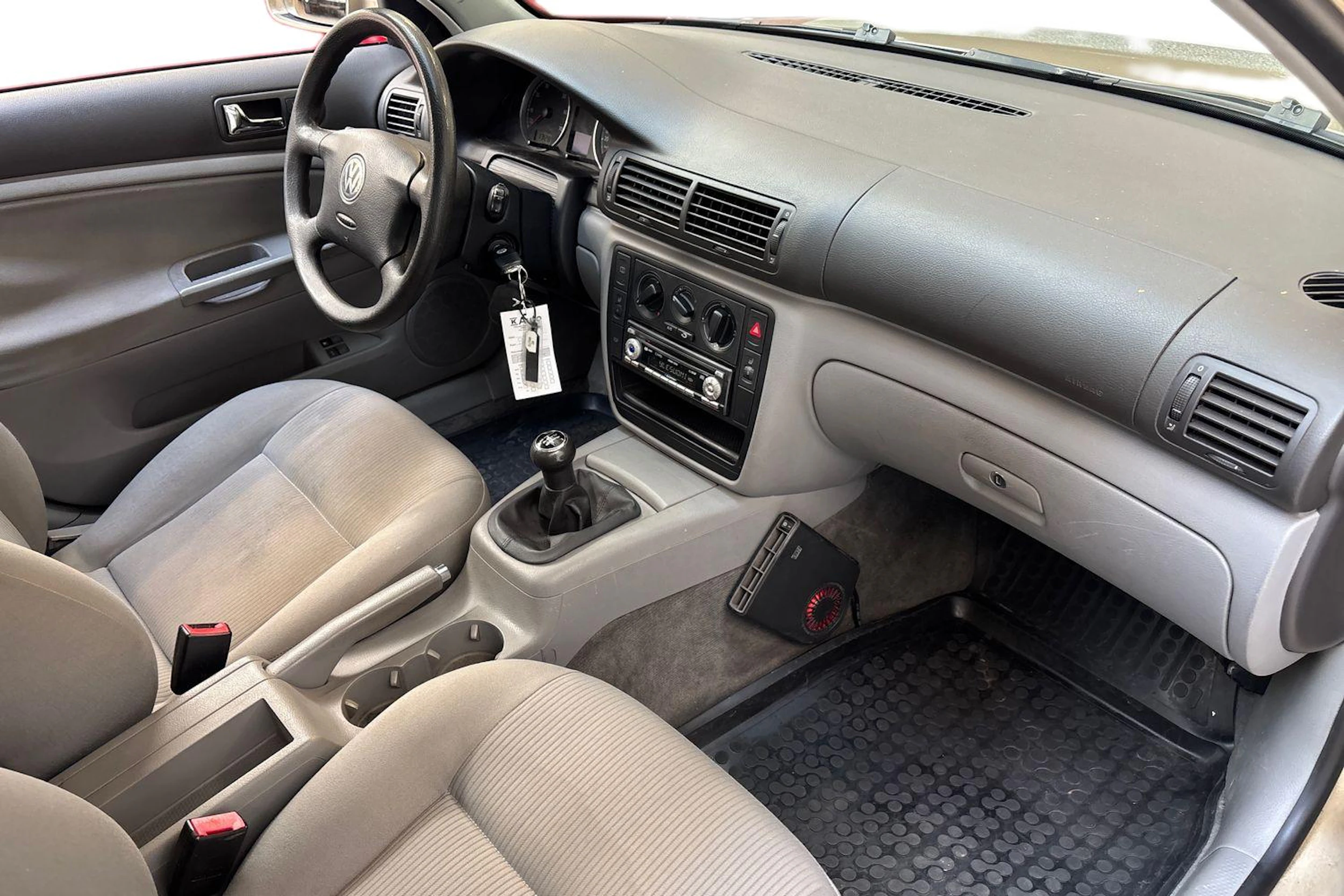 Ruskea (beige) Volkswagen PASSAT 2003 kuva 9.