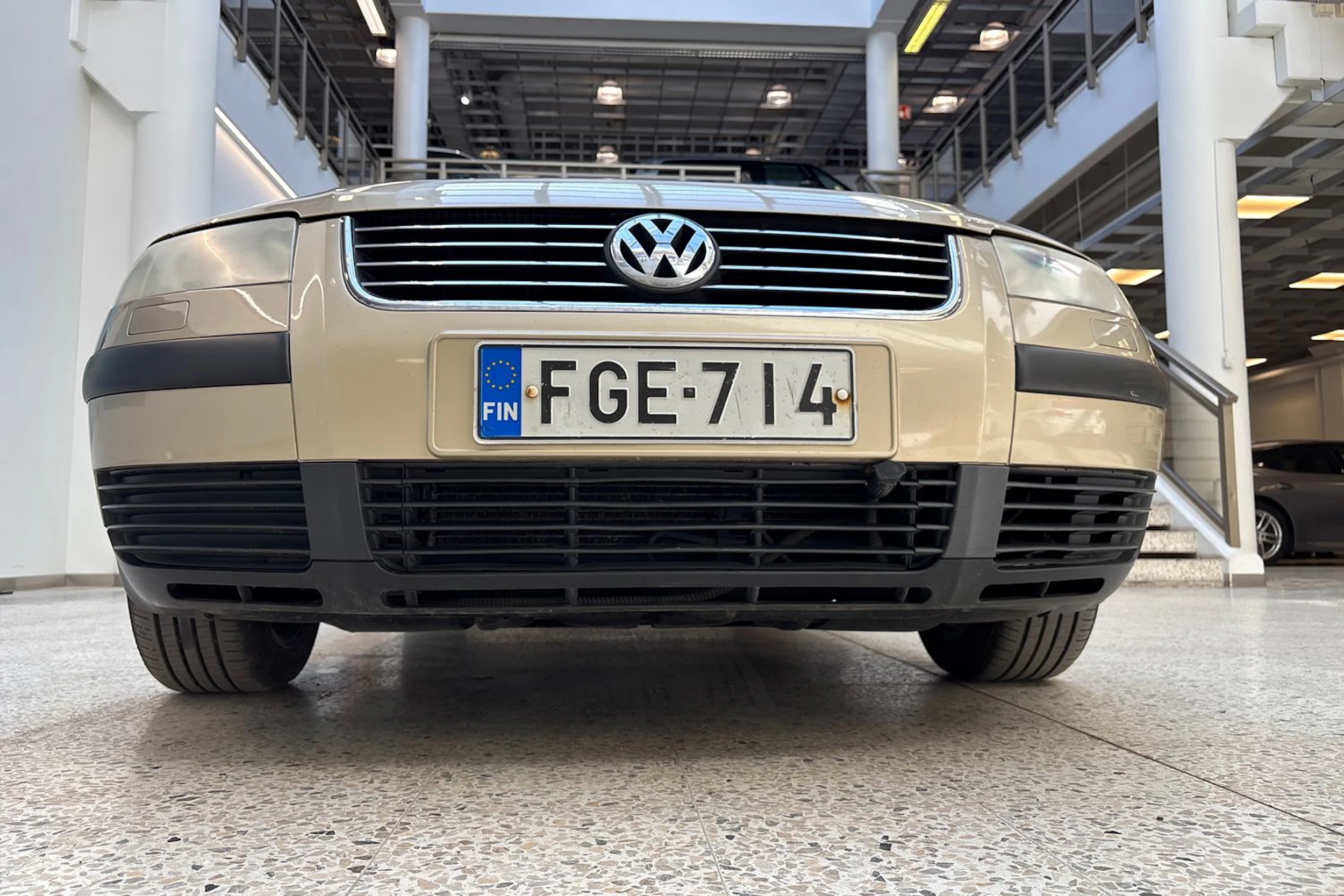 Ruskea (beige) Volkswagen PASSAT 2003 kuva 18.