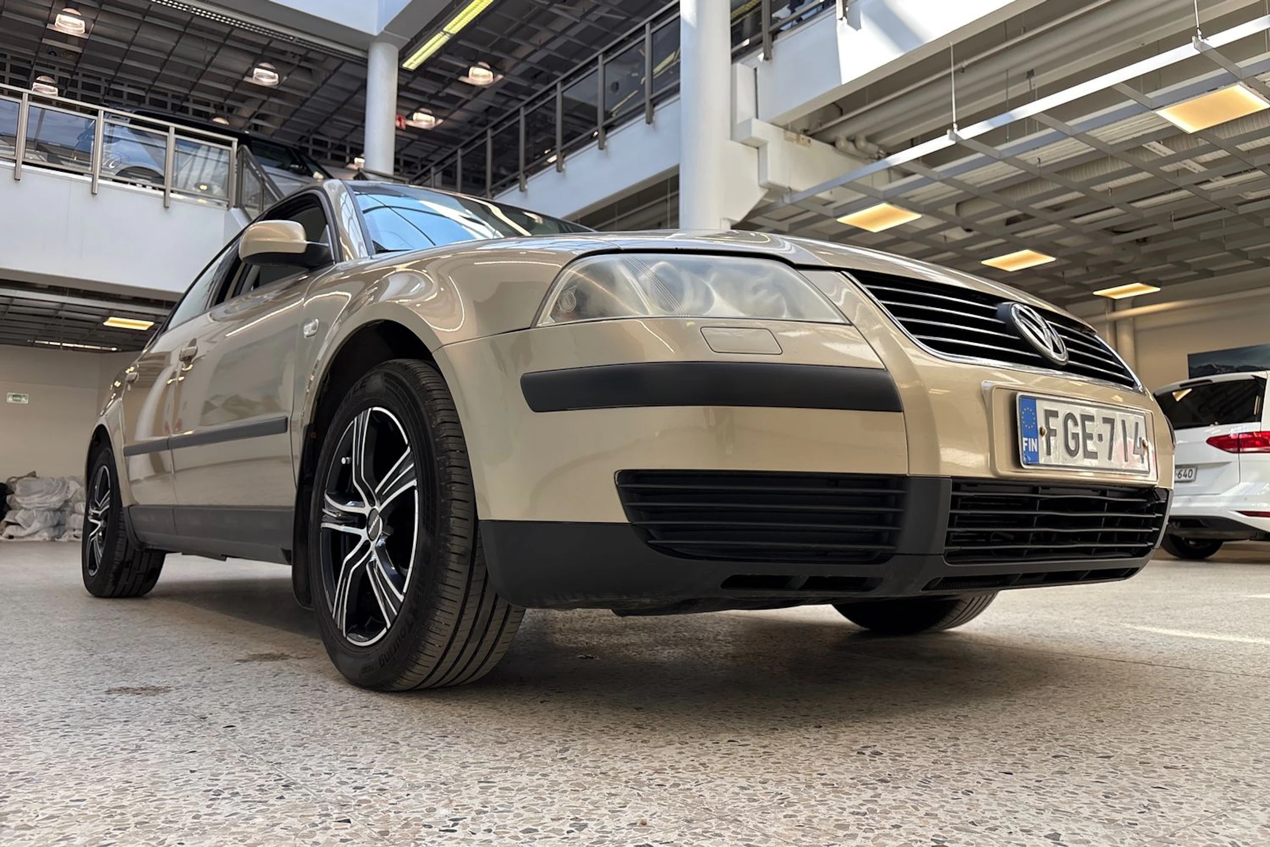 Ruskea (beige) Volkswagen PASSAT 2003 kuva 20.