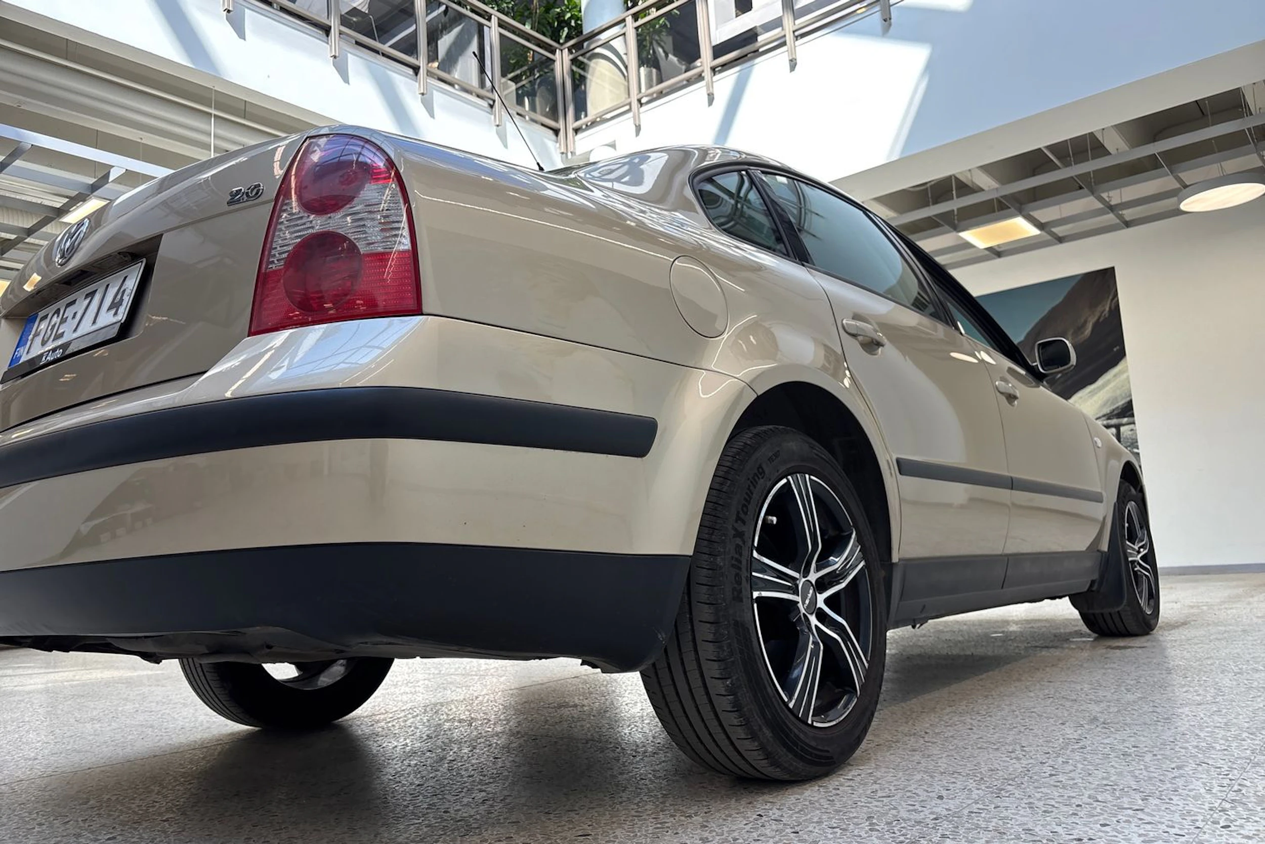 Ruskea (beige) Volkswagen PASSAT 2003 kuva 22.