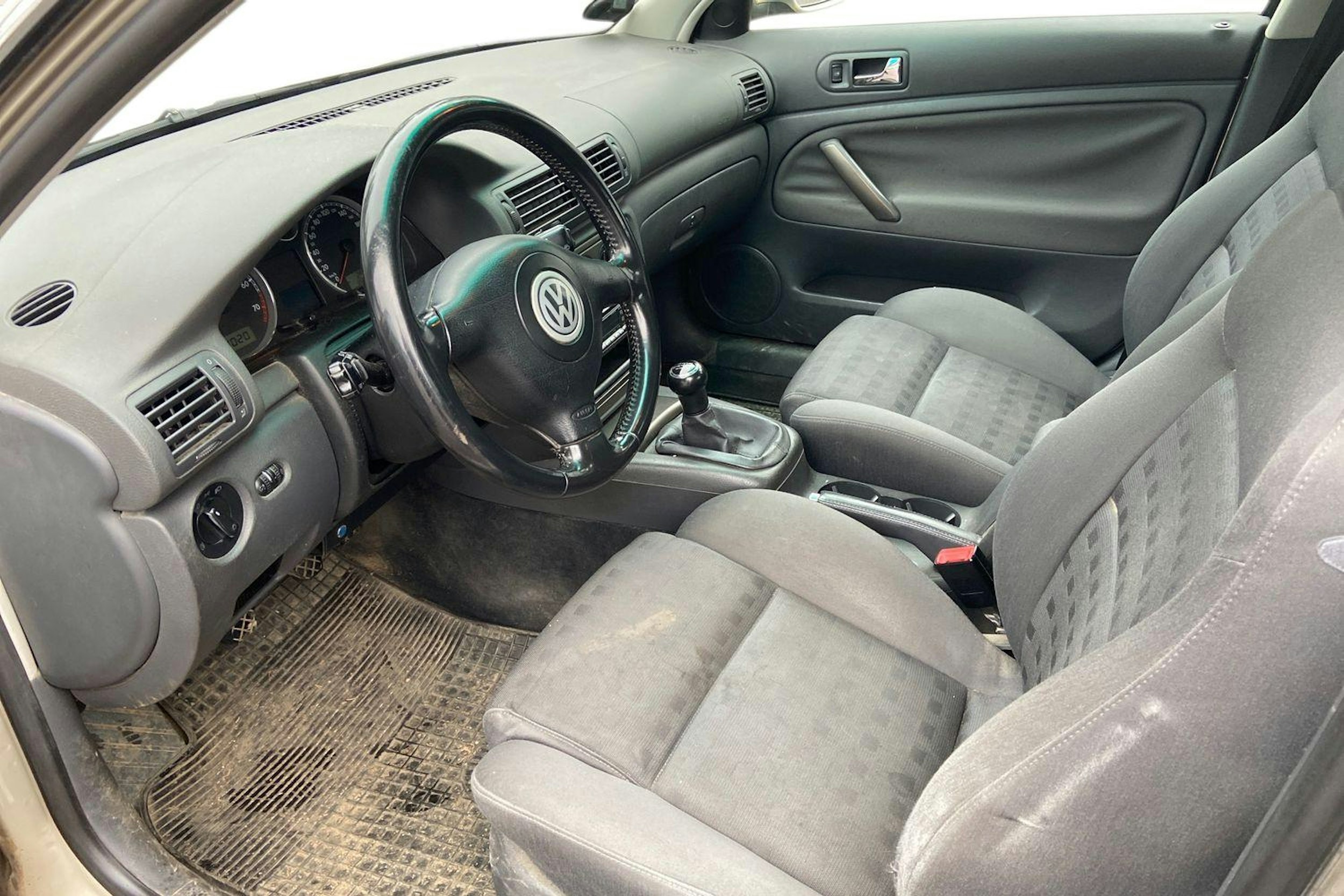 ruskea (beige) Volkswagen Passat 2004 kuva 7.