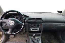 ruskea (beige) Volkswagen Passat 2004 kuva 9.