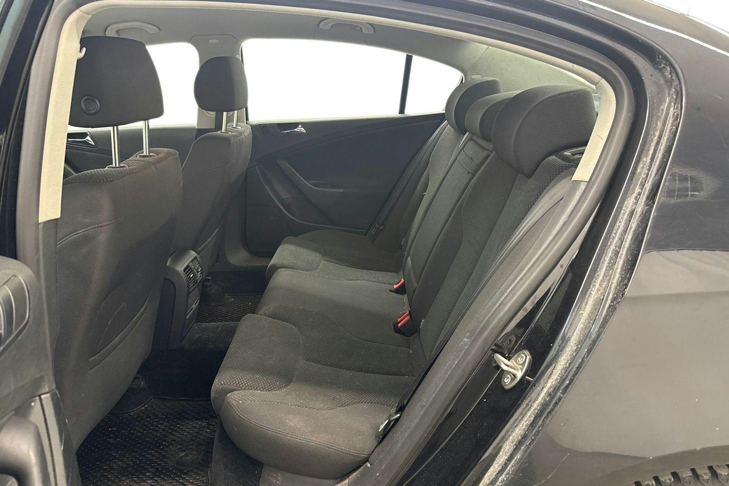Musta Volkswagen PASSAT 2005 kuva 8.