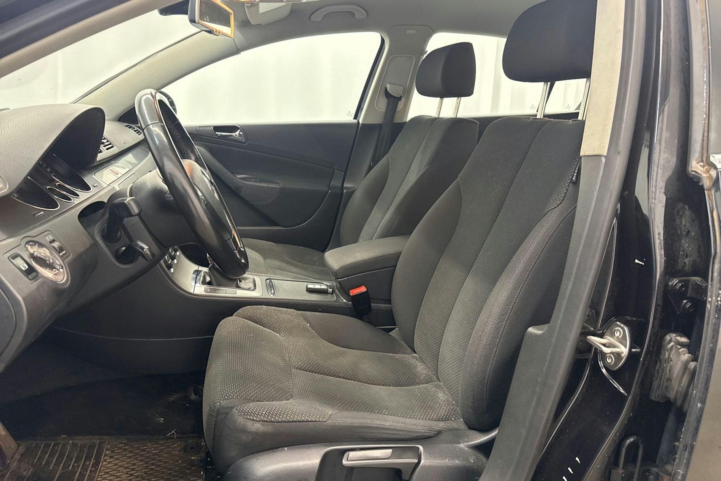 Musta Volkswagen PASSAT 2005 kuva 11.