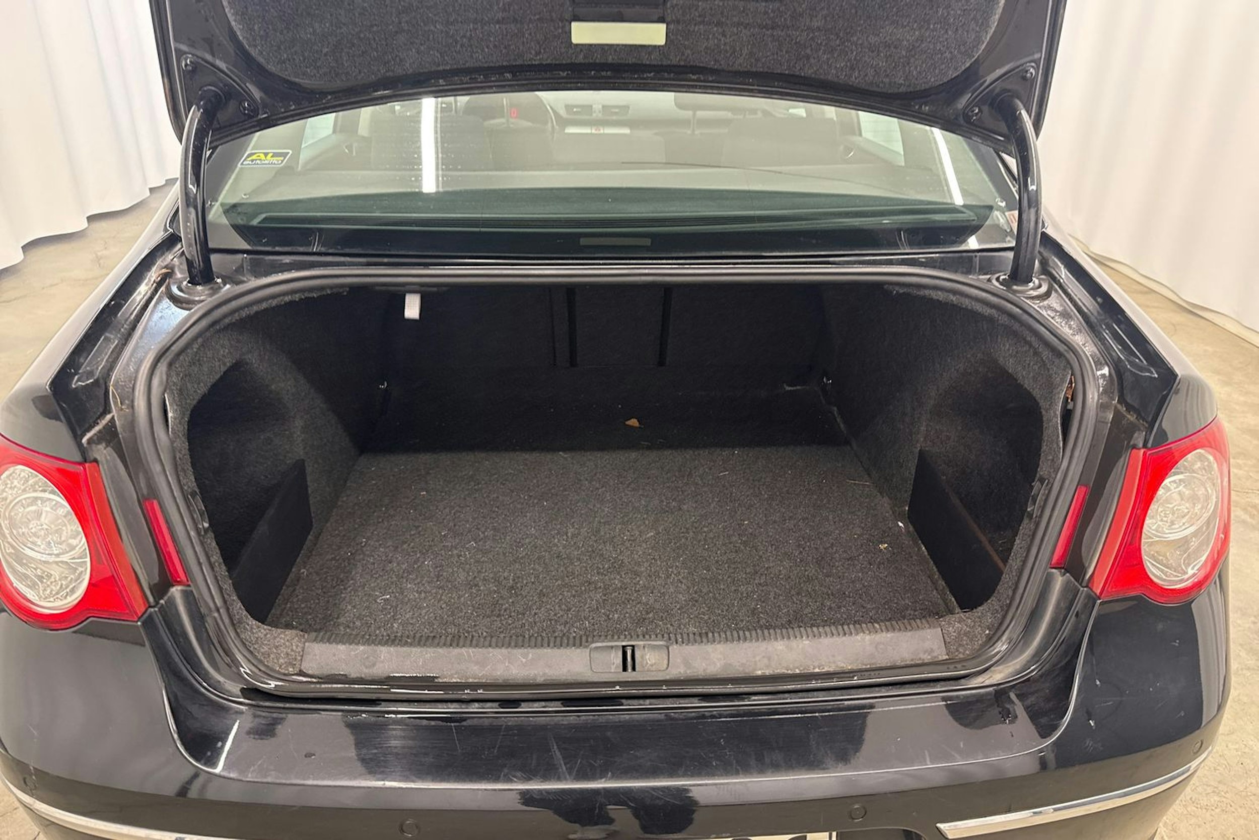 Musta Volkswagen PASSAT 2005 kuva 17.