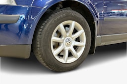 sininen Volkswagen Passat 2005 kuva 11.