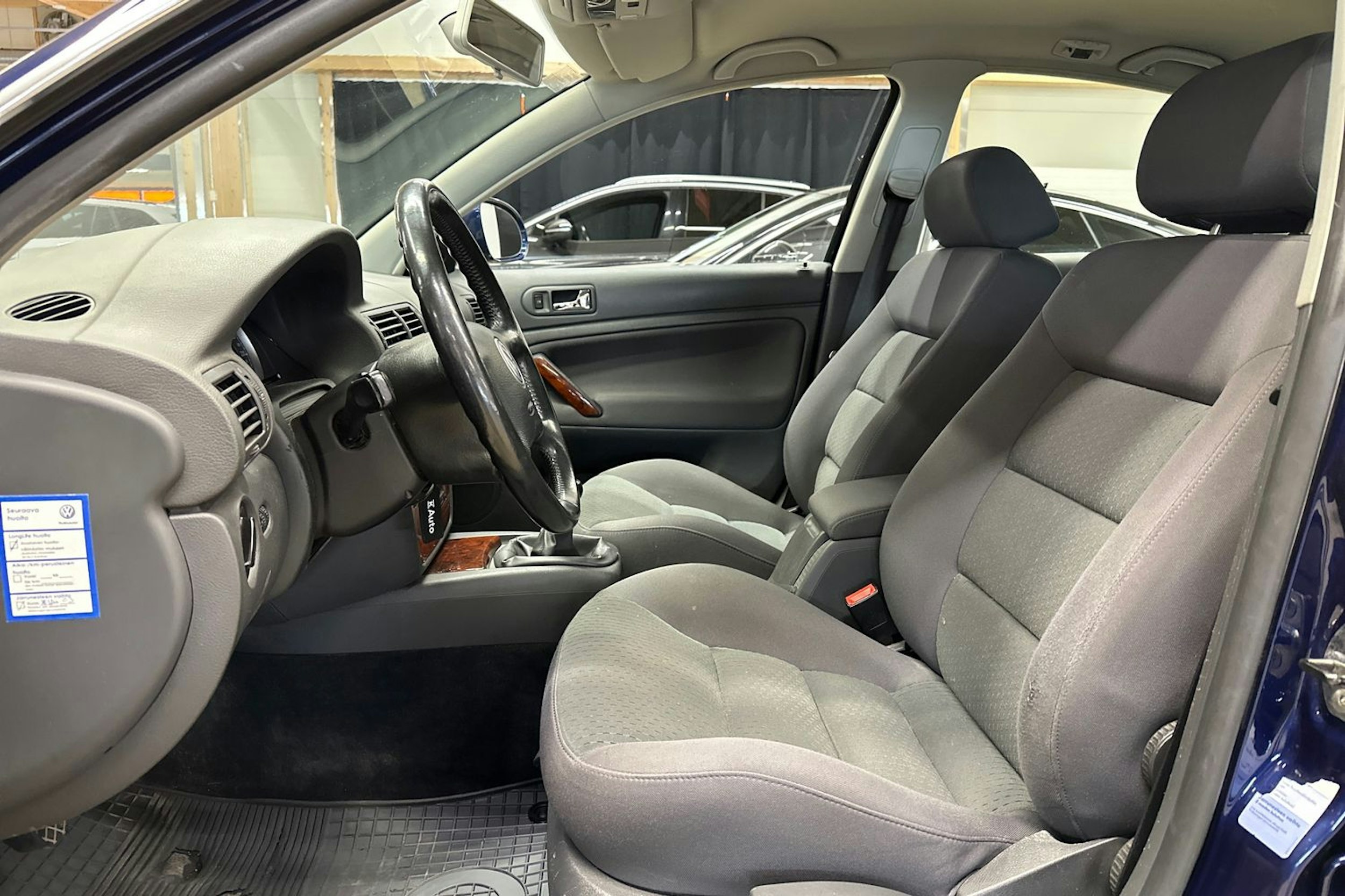 sininen Volkswagen Passat 2005 kuva 16.