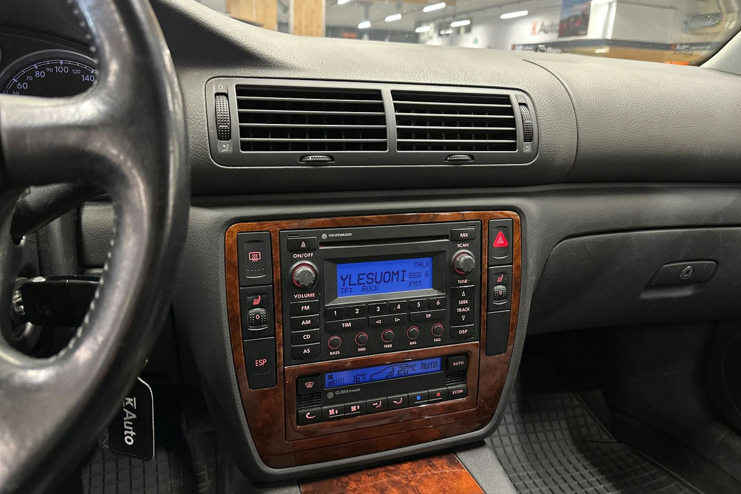 sininen Volkswagen Passat 2005 kuva 17.