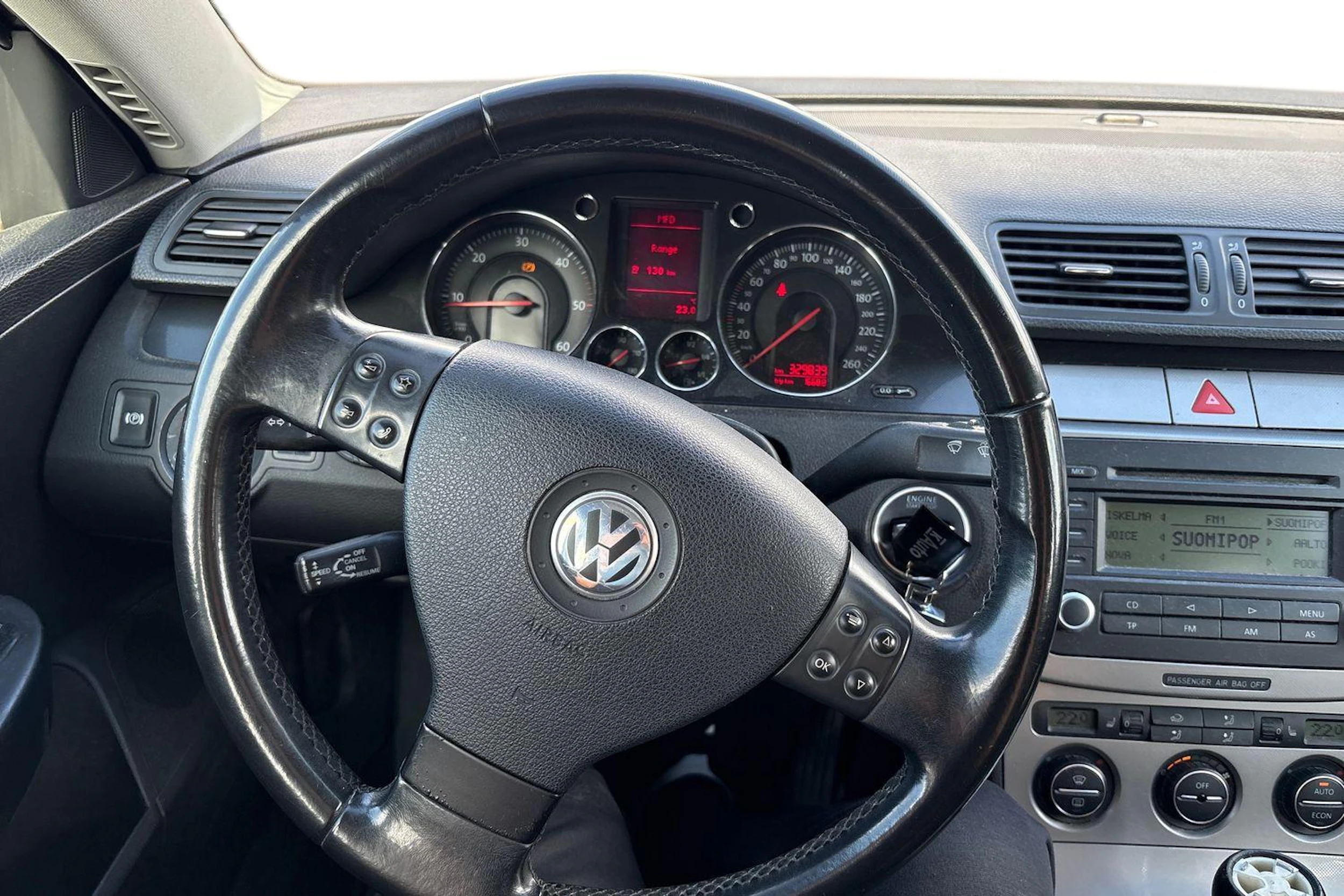 musta Volkswagen Passat 2005 kuva 6.
