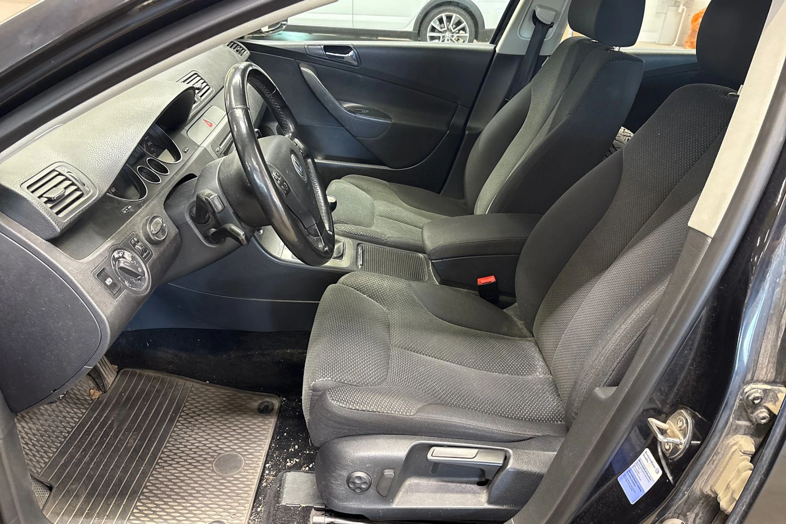 musta Volkswagen Passat 2005 kuva 20.
