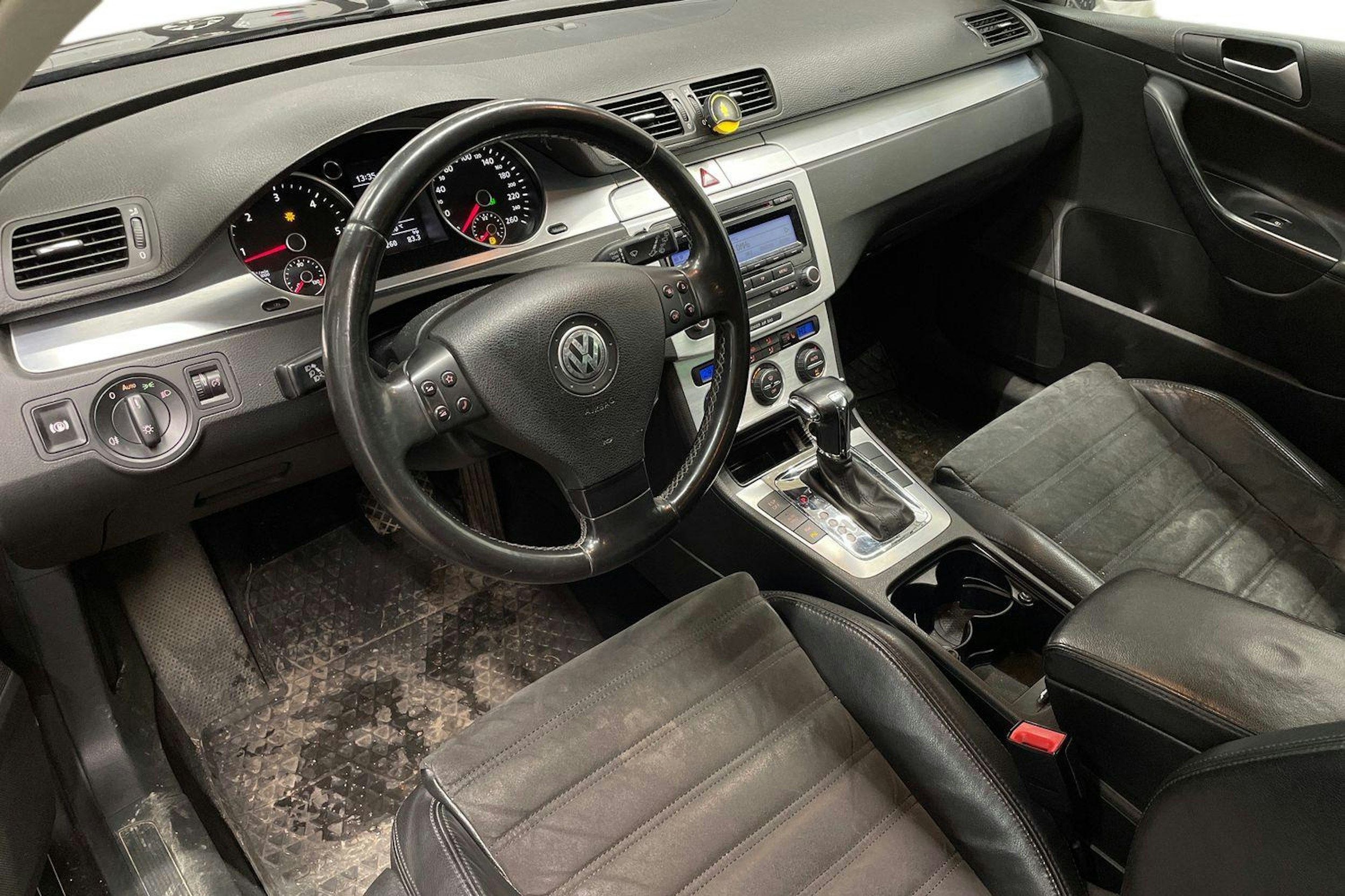 ruskea (beige) Volkswagen Passat 2009 kuva 6.